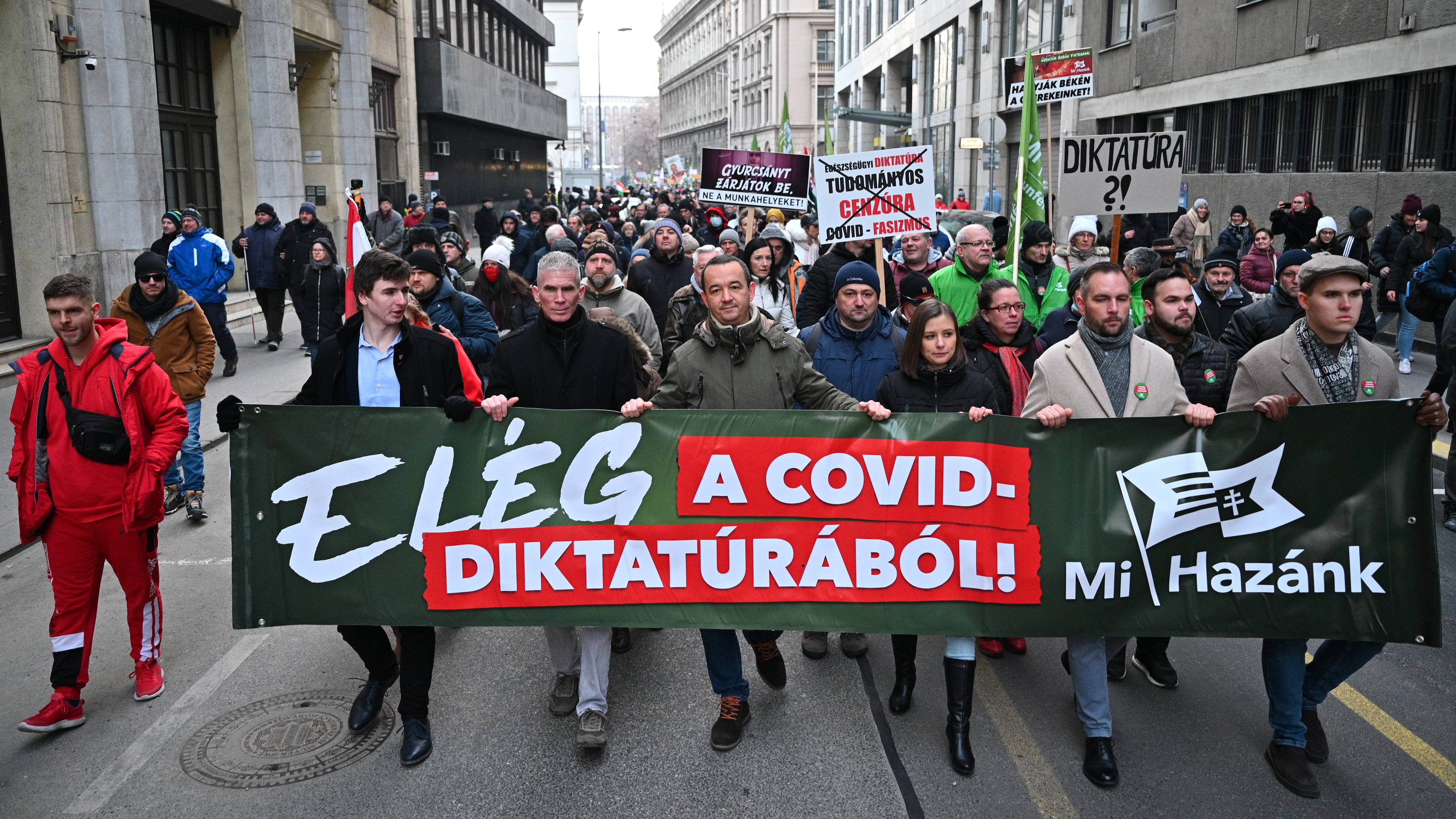 Covid-diktatúrázó demonstrációval melegít a választásra a Mi Hazánk