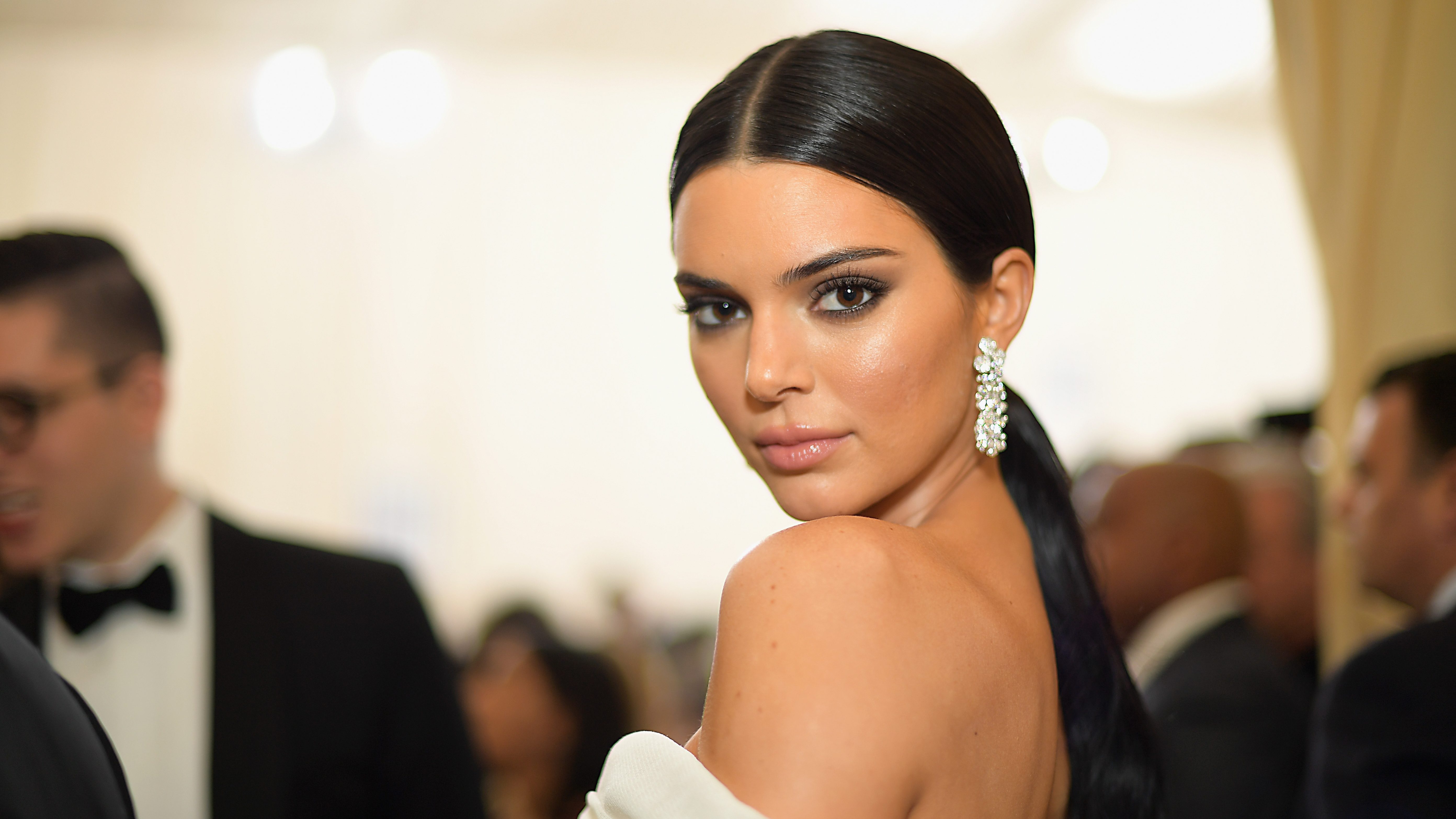 Kendall Jenner egyszerre húzott bikinit és bundás hótaposót