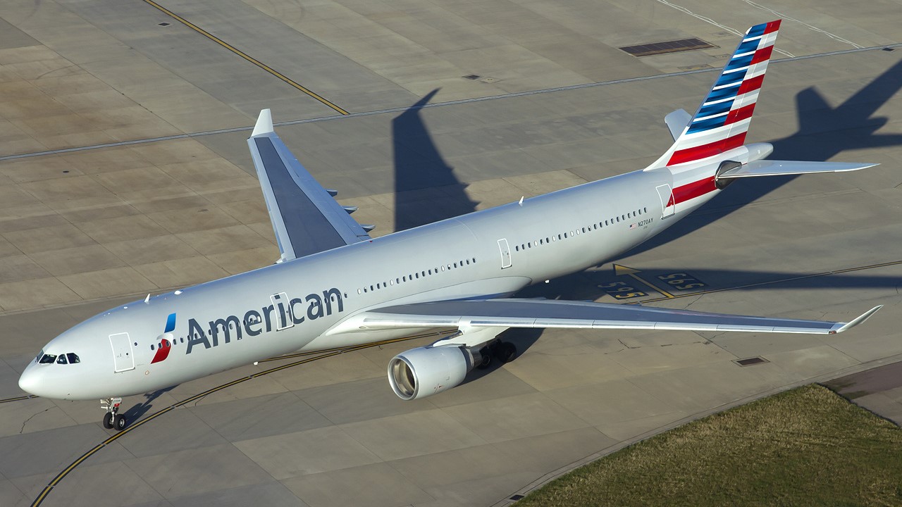 Visszafordították az American Airlines járatát, mert az egyik utas nem vette fel a maszkját