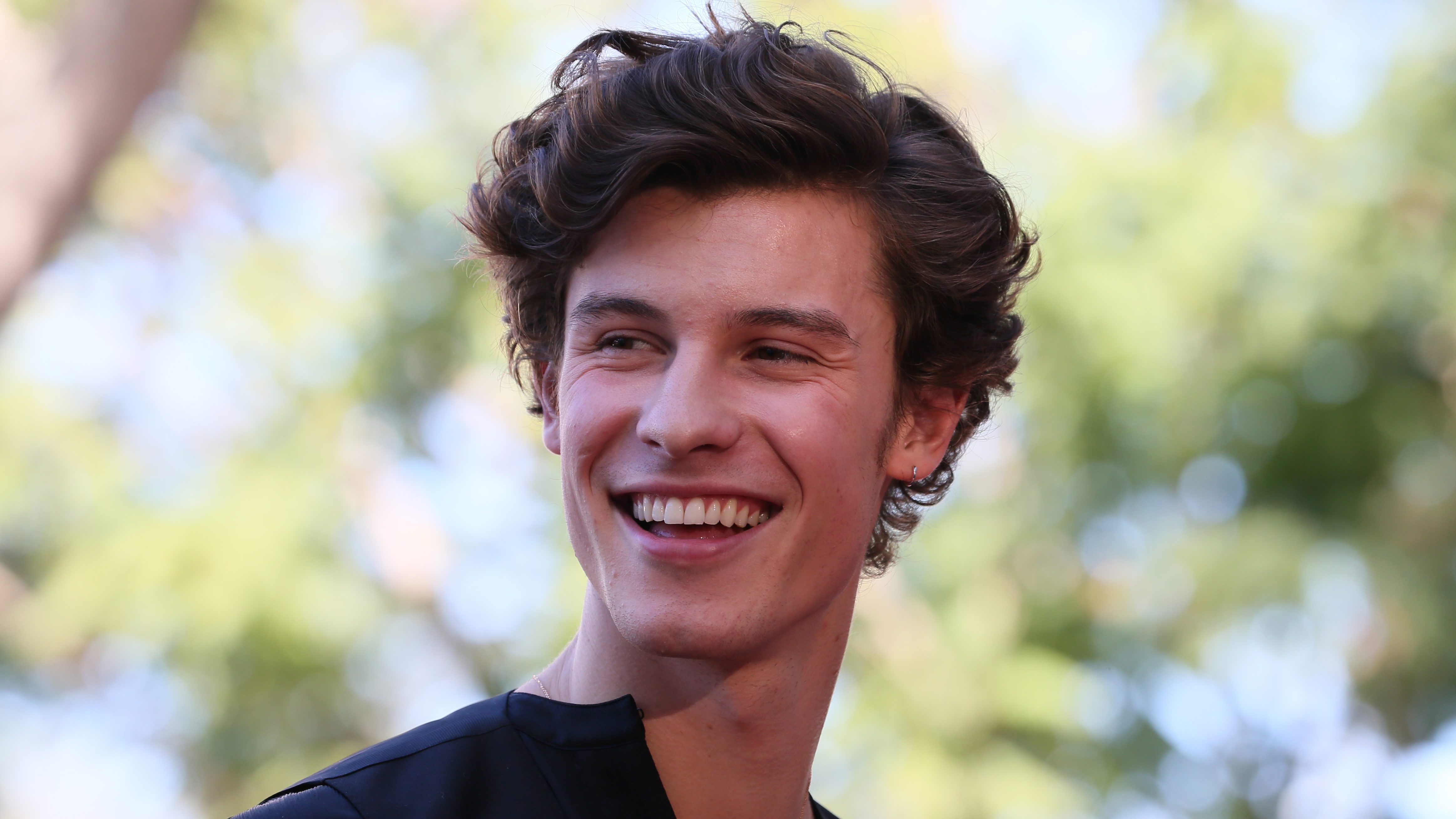 Shawn Mendes úgy felpumpálta magát, hogy seggre esett