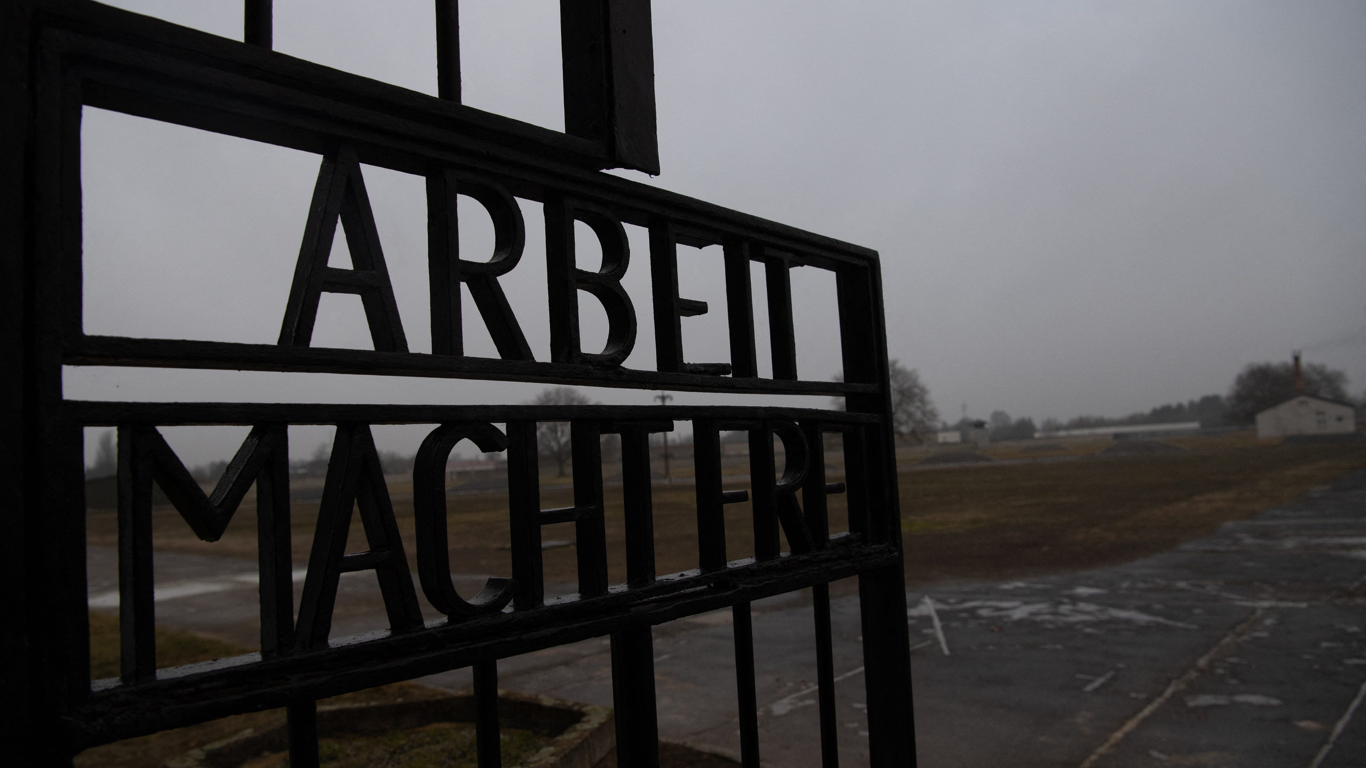 Letartóztattak egy turistát, aki náci karlendítéssel pózolt Auschwitz bejáratánál