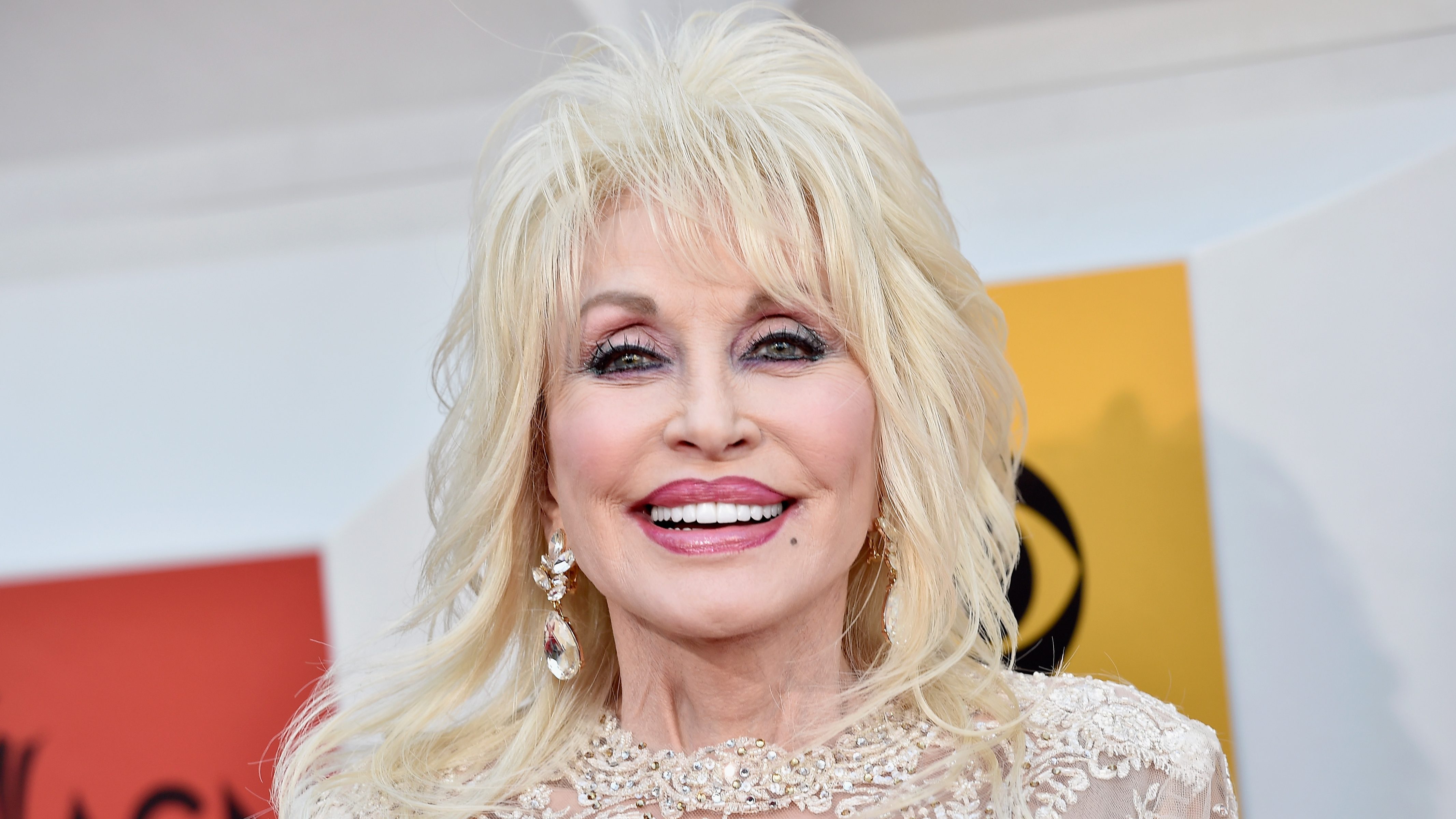 Dolly Parton csak viccelt azzal, hogy biztosítást köttetett a mellére