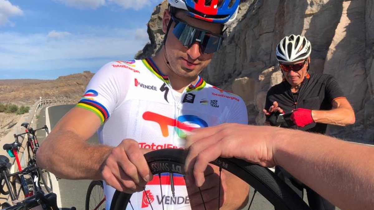 Azt hitte, egy kedves fiatal segít neki, de kiderült, hogy a háromszoros világbajnok Peter Sagan az