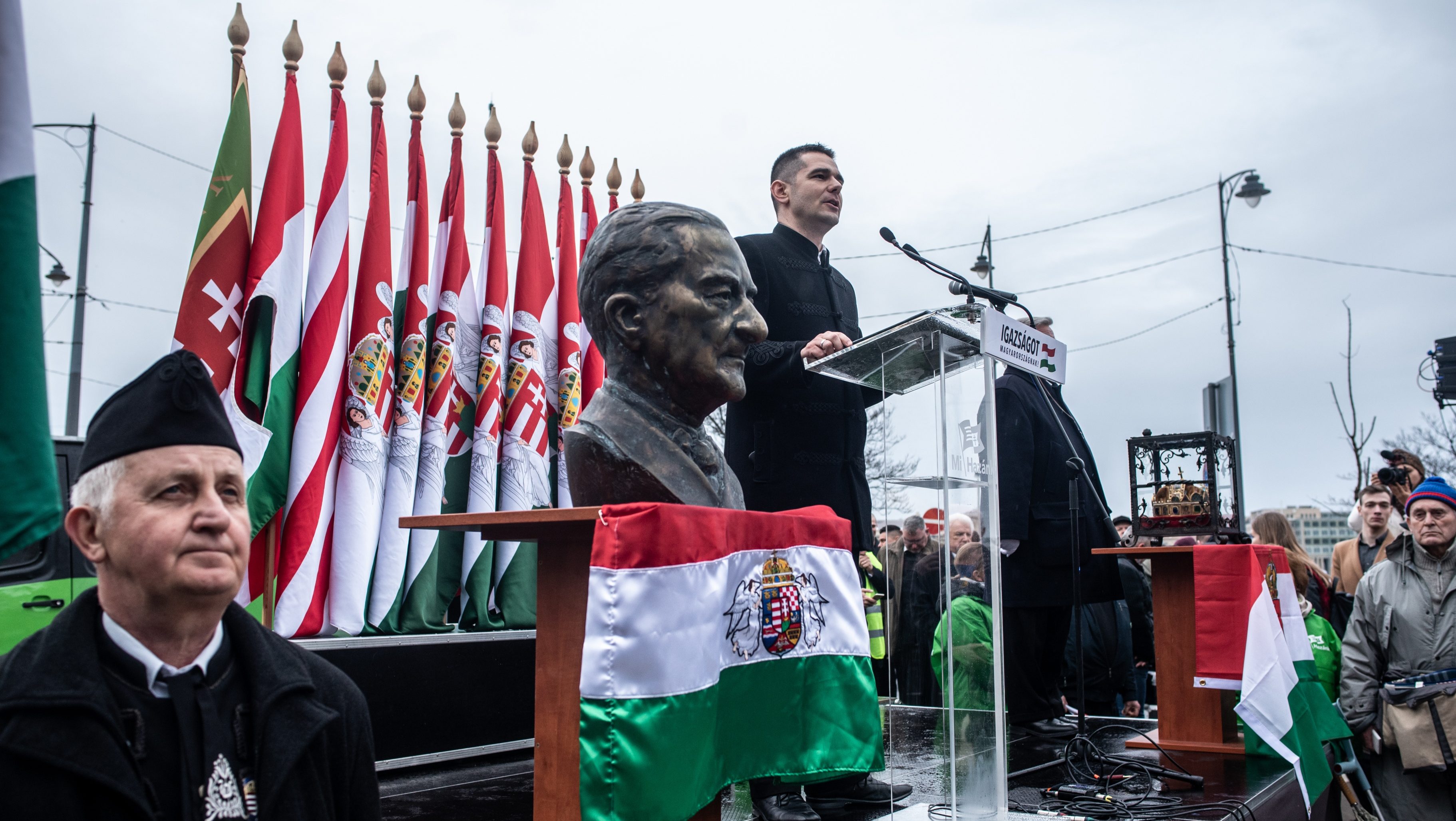 Horthy-szobrot emeltetne Budapesten a Mi Hazánk Mozgalom