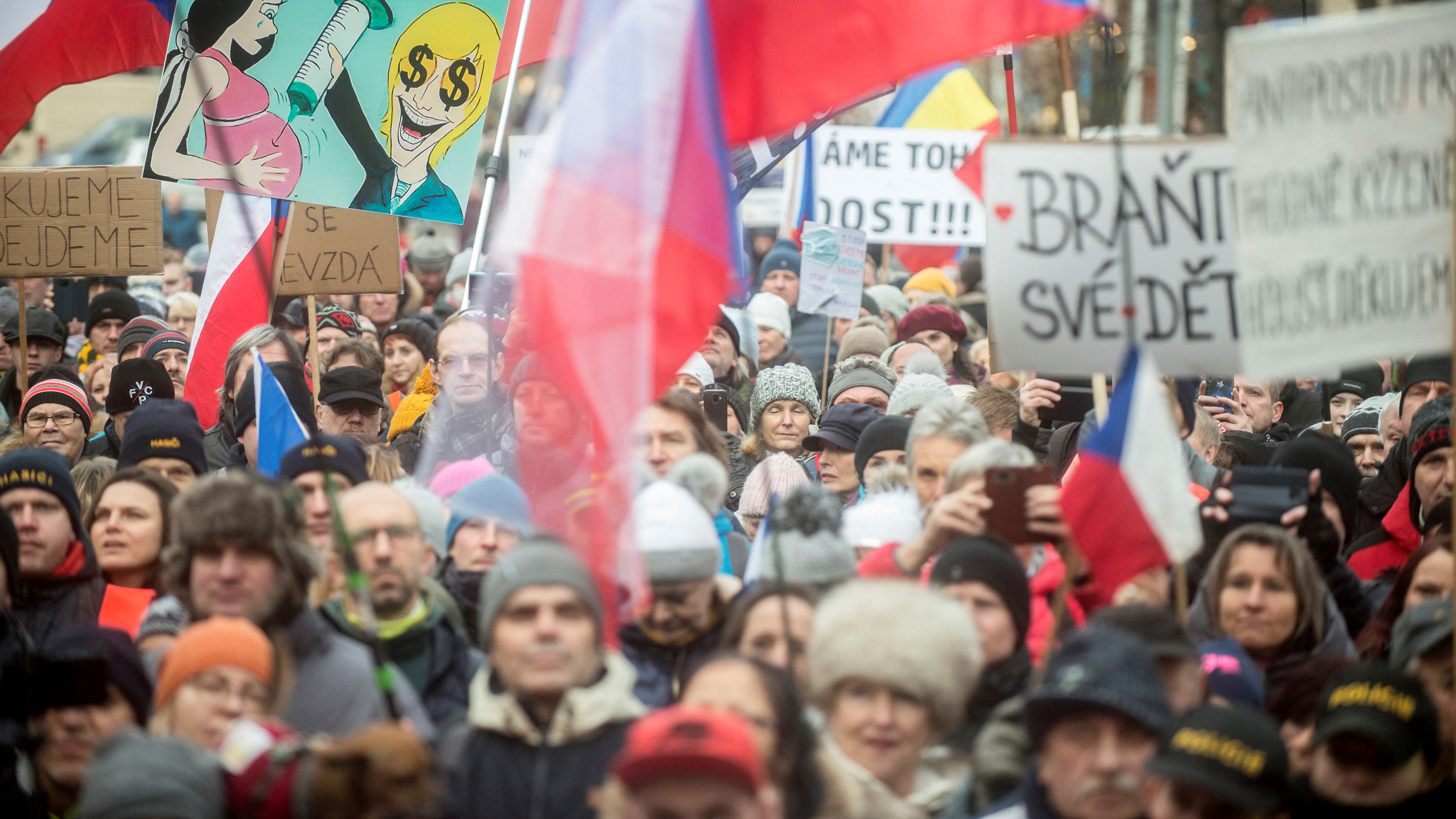 Összecsaptak a tüntetők és a rendőrök Prágában