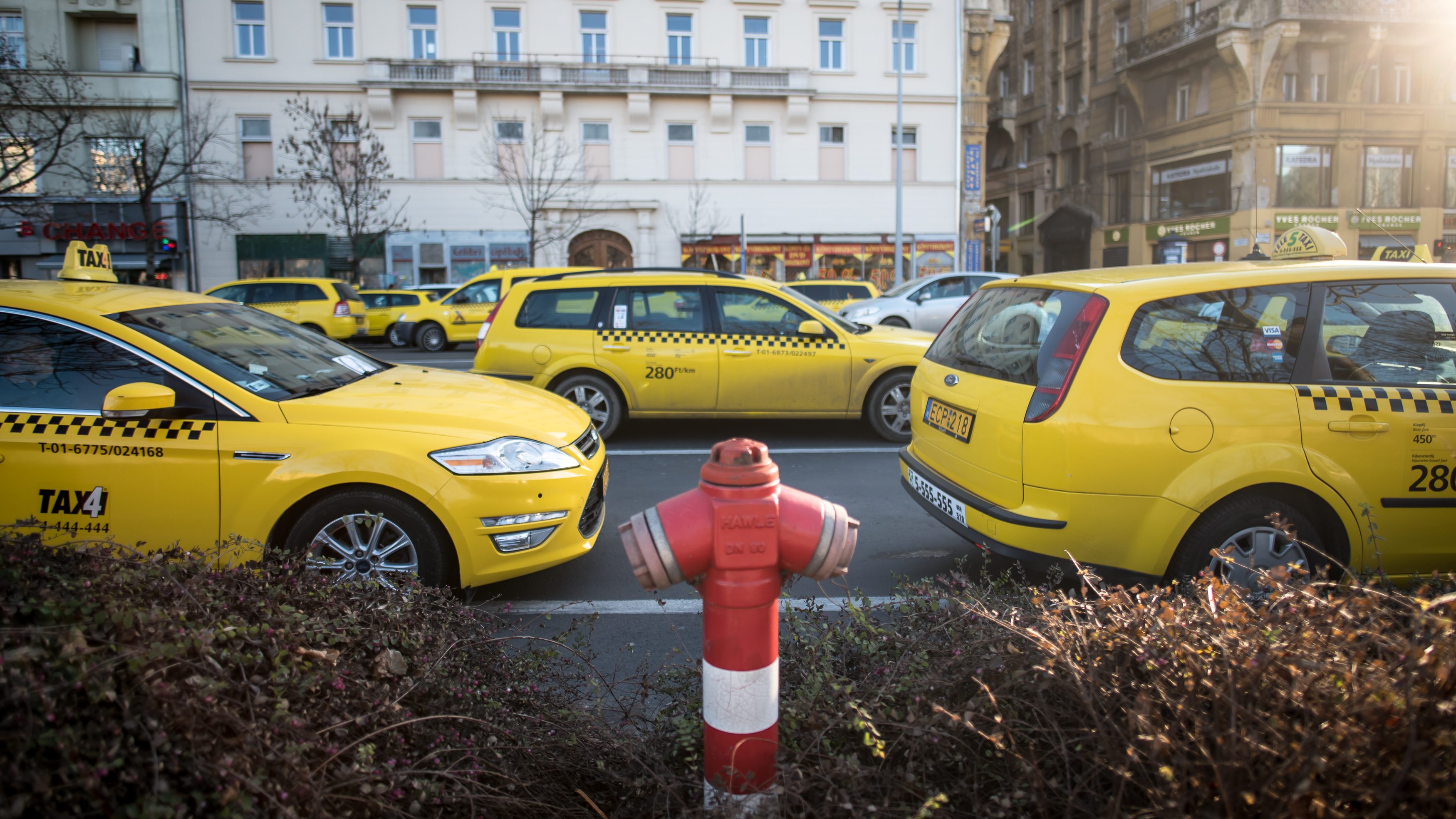 67 százalékos tarifaemelésért tüntettek a taxisok