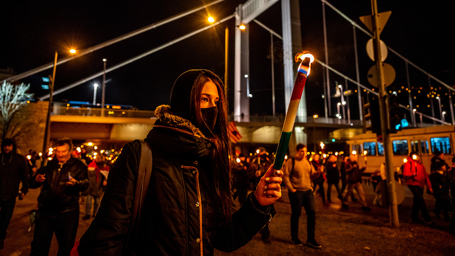 Fáklyás felvonulással emlékezett Horthy Miklósra a Mi Hazánk Mozgalom