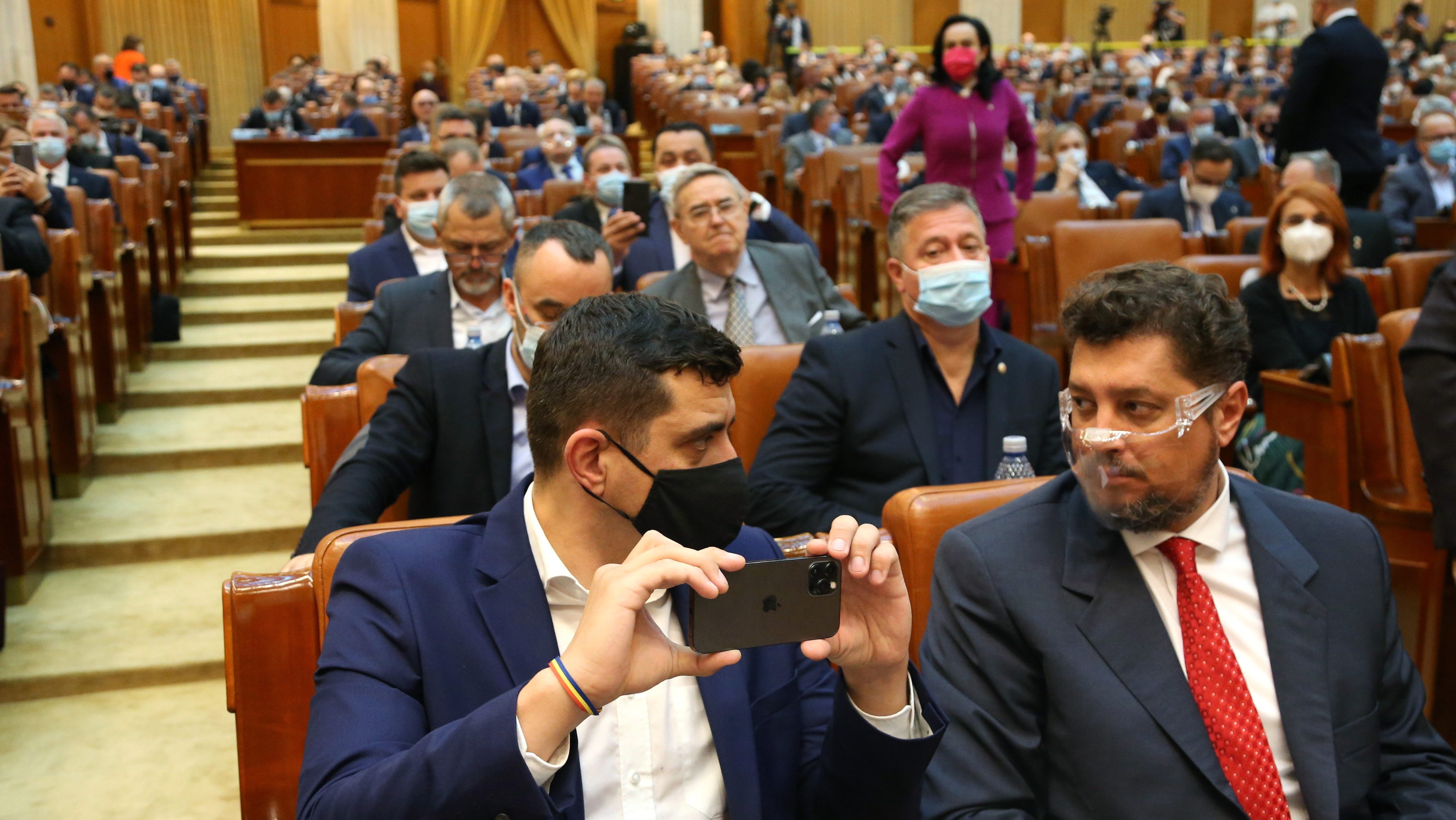 A szélsőséges AUR vezetője megrángatott és letolvajozott egy minisztert a román parlamentben