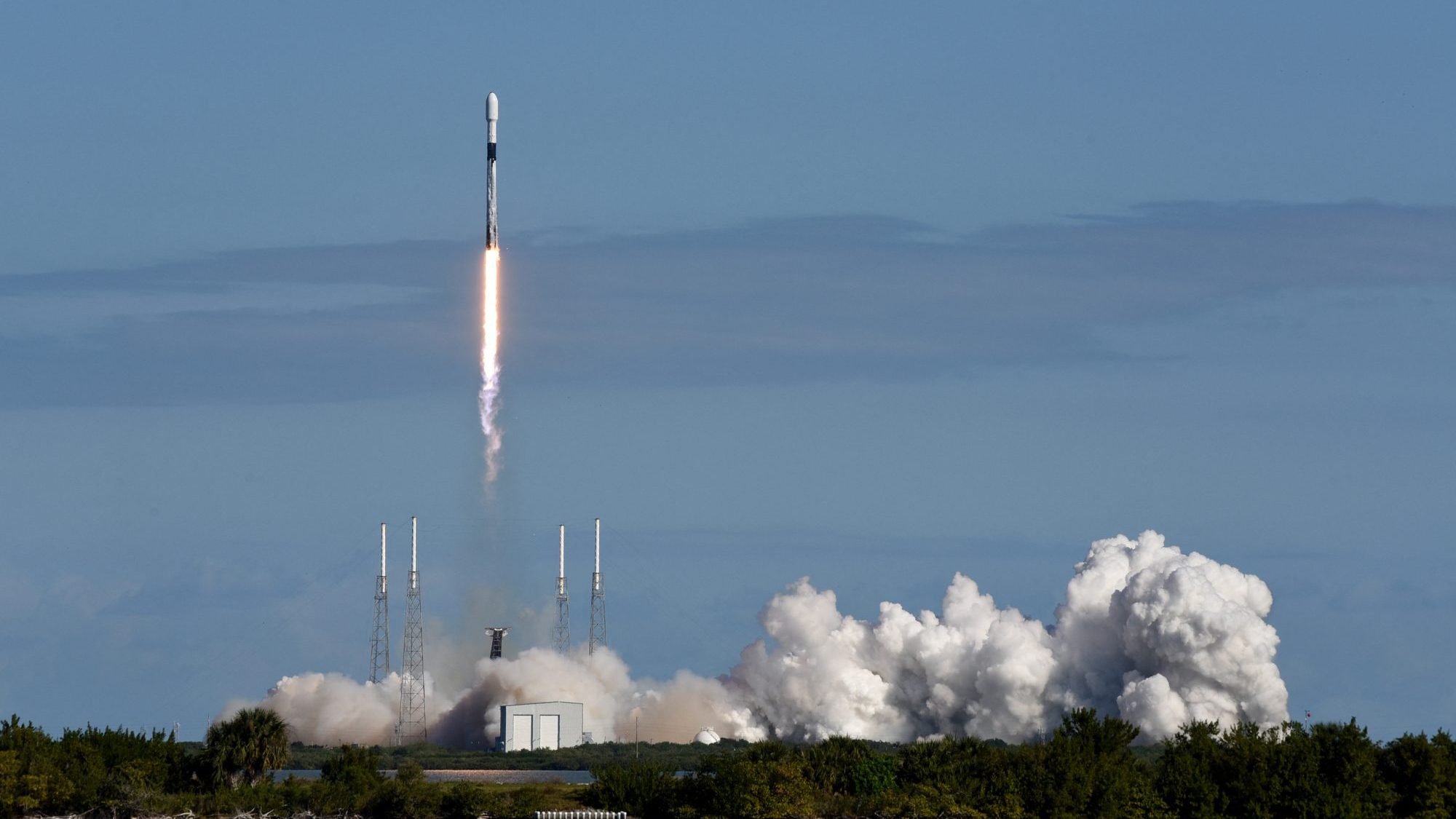 Videón, ahogy a légkörben esik szét a SpaceX rakétája