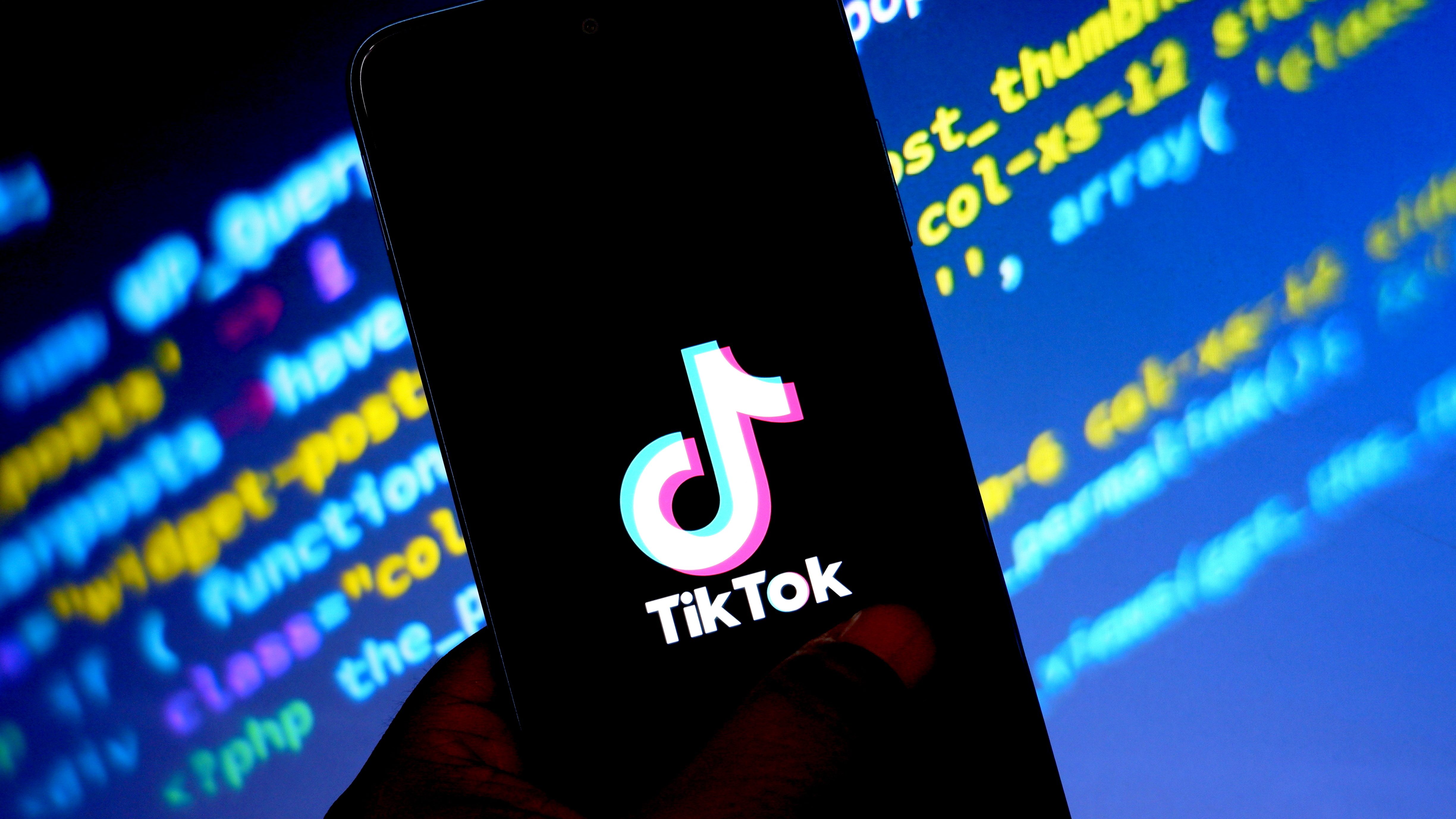 Algoritmussal szűrné a korhatáros videókat a TikTok