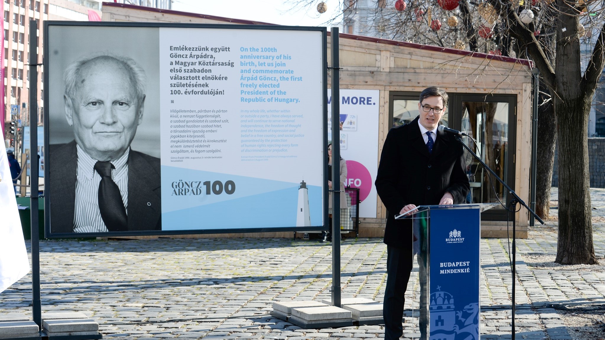 Tablókiállítás nyílt Göncz Árpádról a Városháza parkban