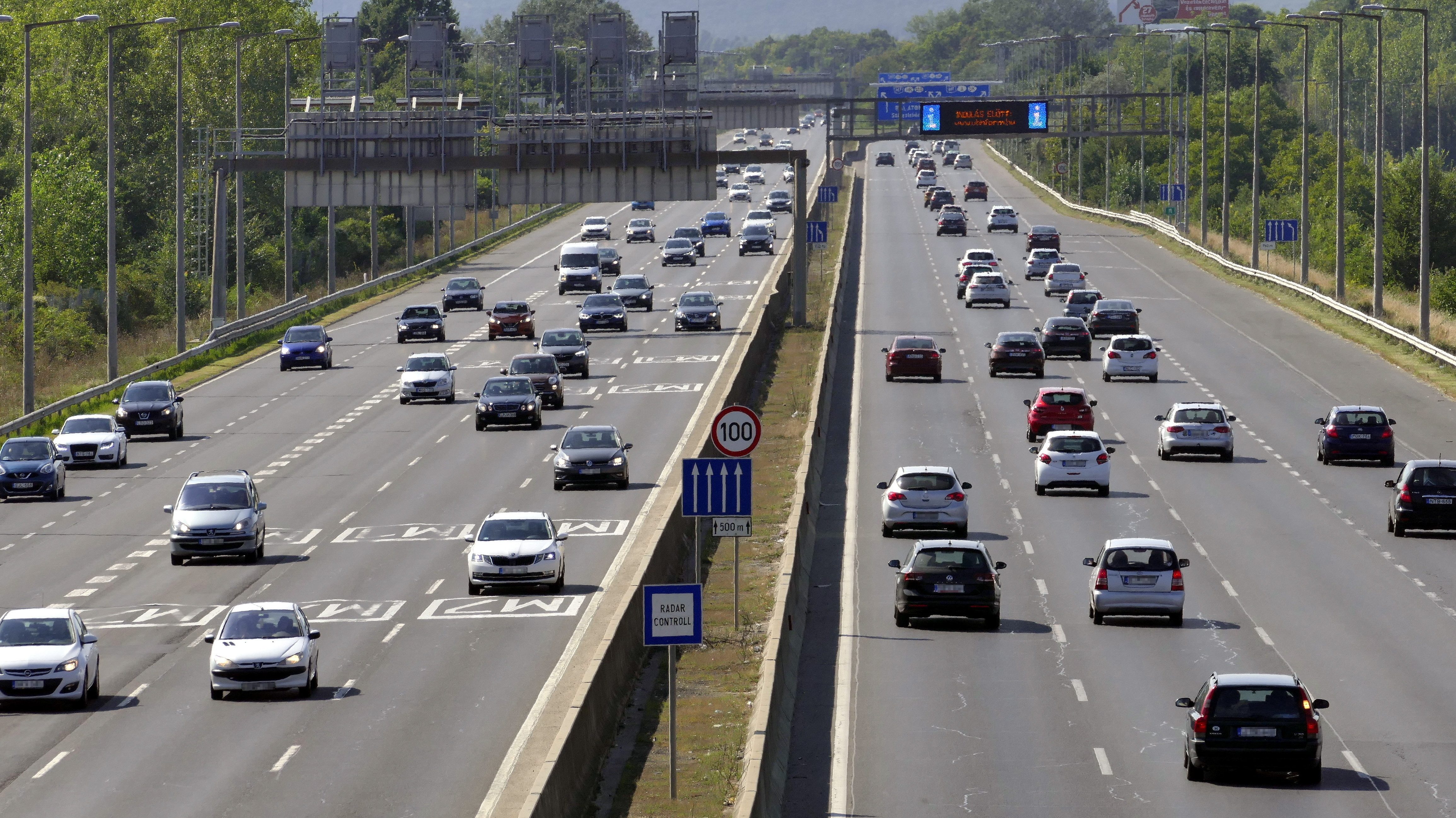 Lezárták az M7-est a Balaton felé Törökbálintnál