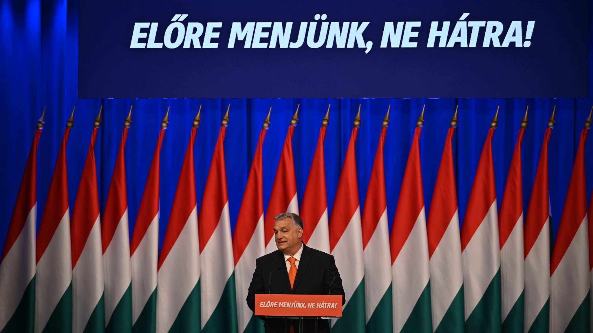 Bár Orbán Viktor beszédében számukra nem volt köszönet, a pedagógusok hallgatnak rá, előre mennek