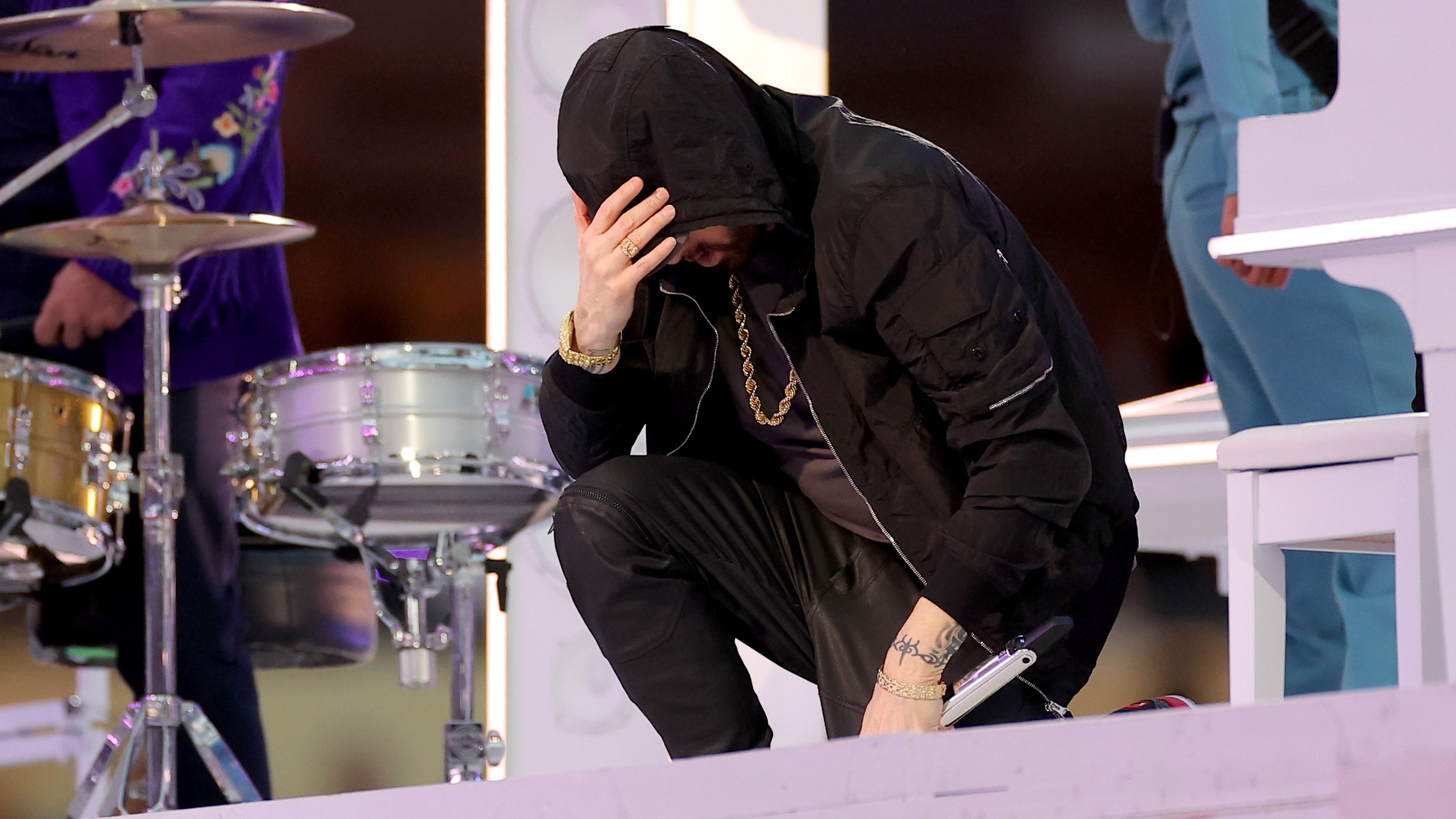 Eminem letérdelt a Super Bowl-on, így állt ki a rendőri brutalitás és a faji egyenlőtlenség ellen