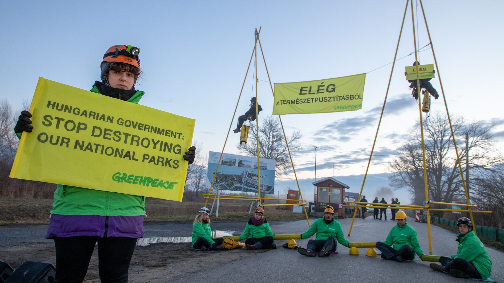 Tiltakozó akcióba kezdett a Greenpeace a Fertő tónál