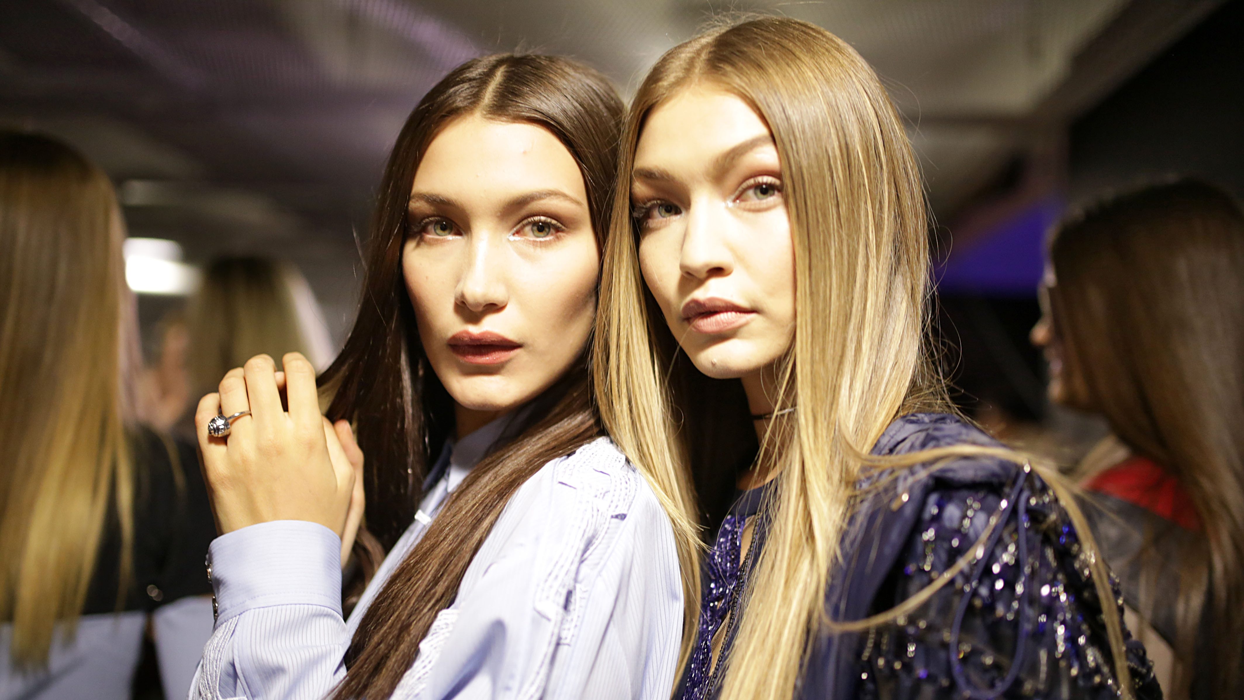 A Hadid-nővérek pucér teremtés istennőkként tukmálják Donatella Versace táskáit
