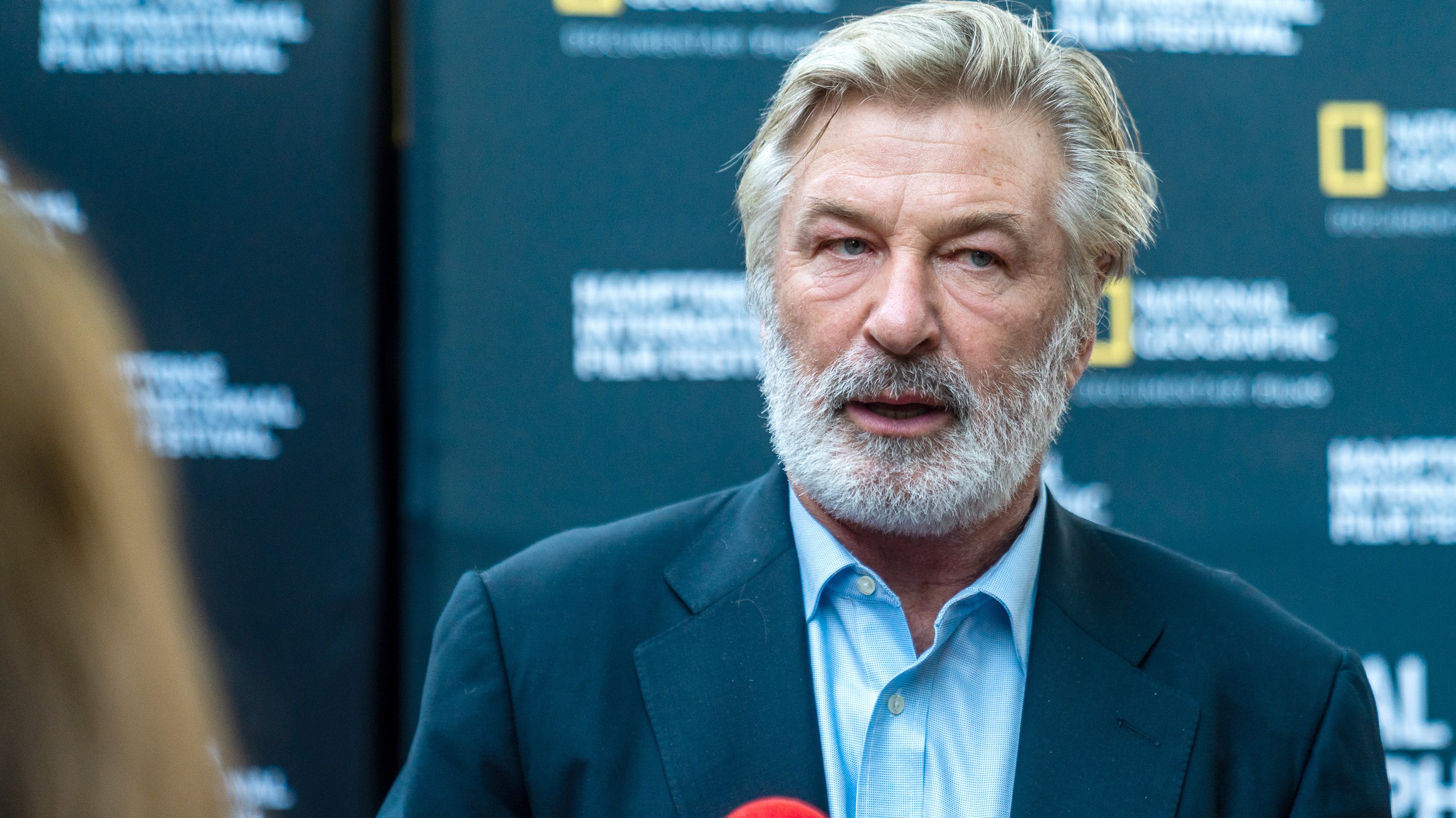 Pert indított az Alec Baldwin által forgatáson lelőtt operatőr családja