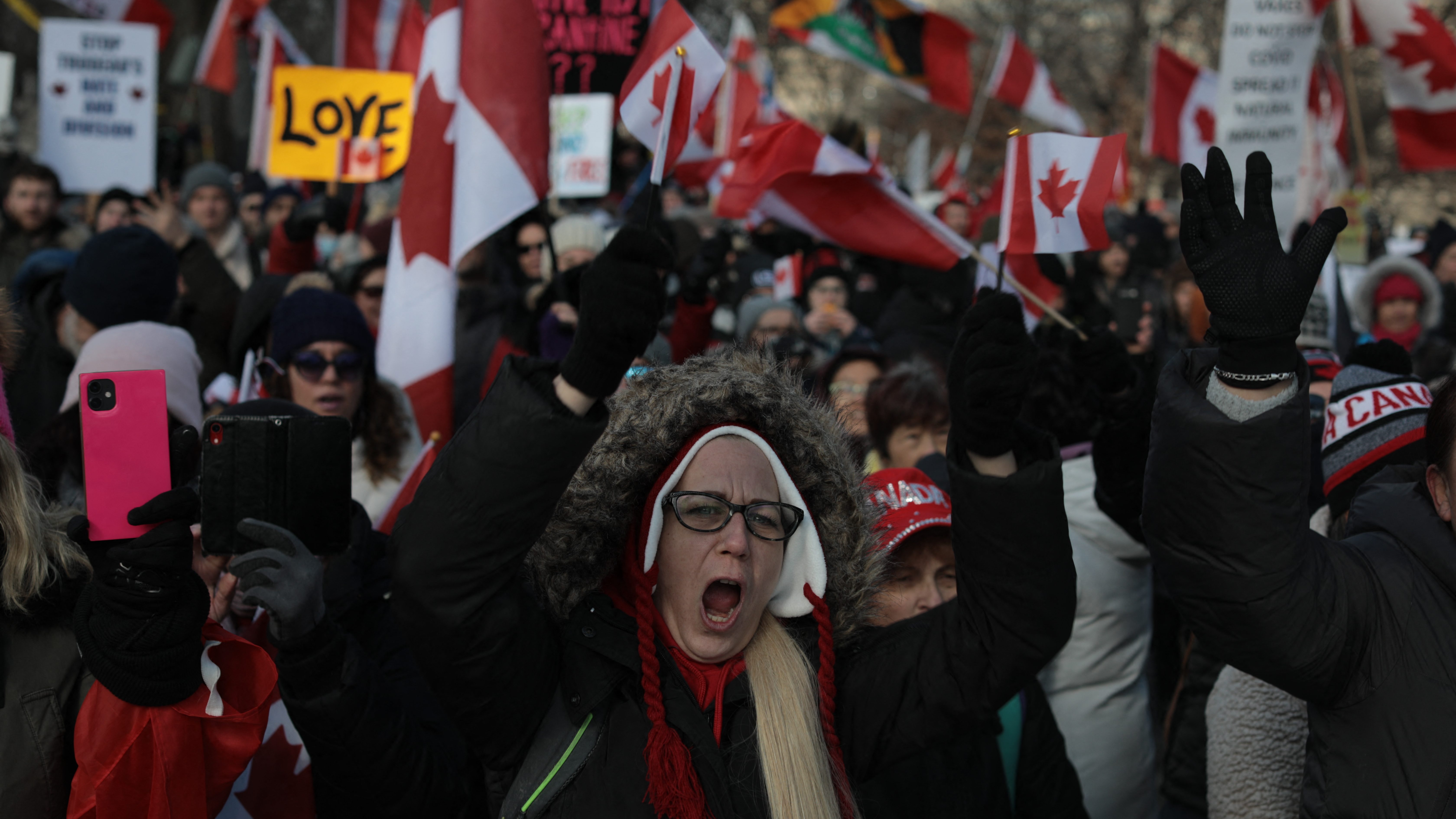 A rendőrség letartóztatta a kanadai kamionos tüntetések két vezetőjét