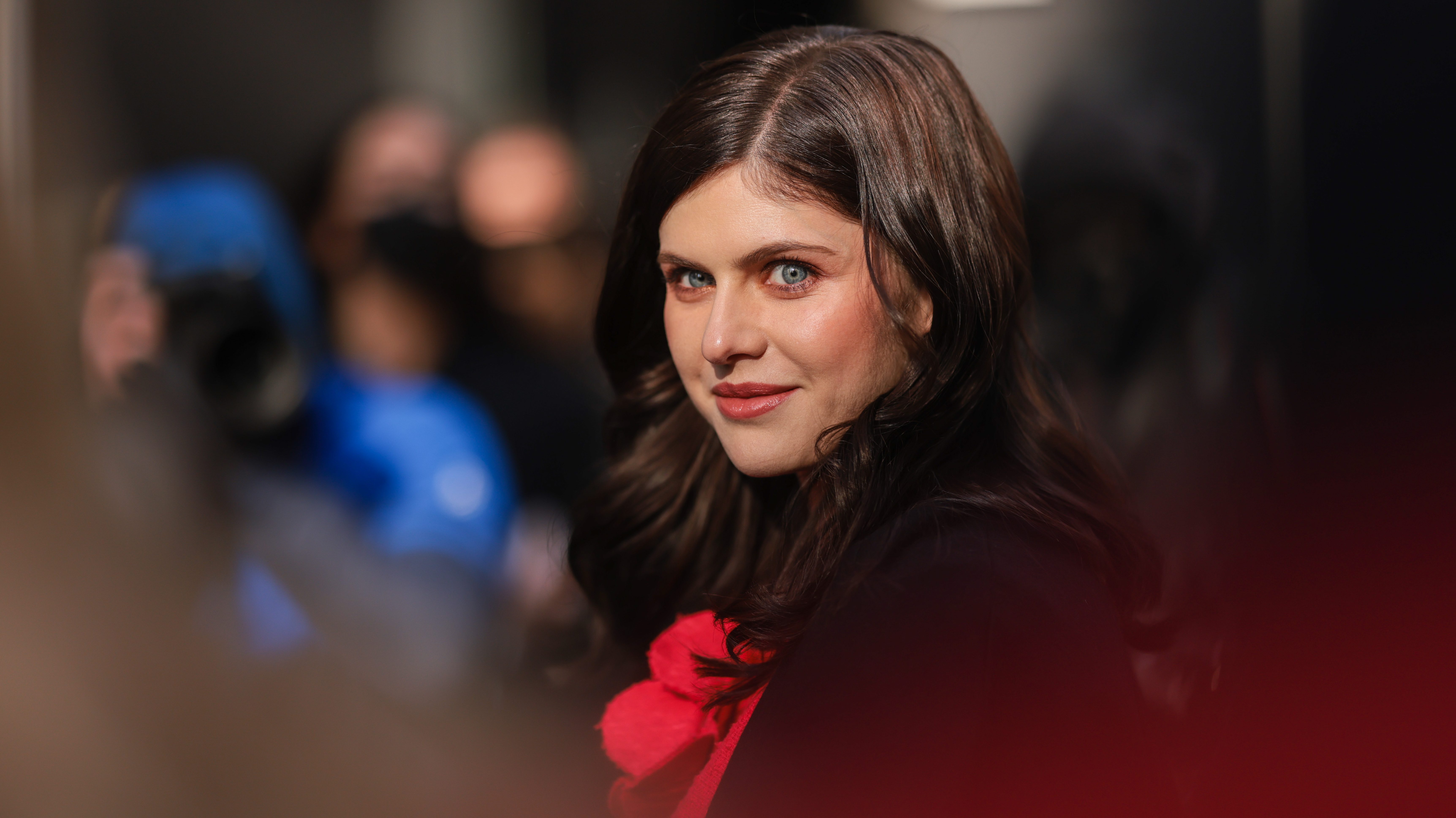 Egy fegyveres férfi Alexandra Daddario otthonához ment és a színésznőről kezdett ordibálni