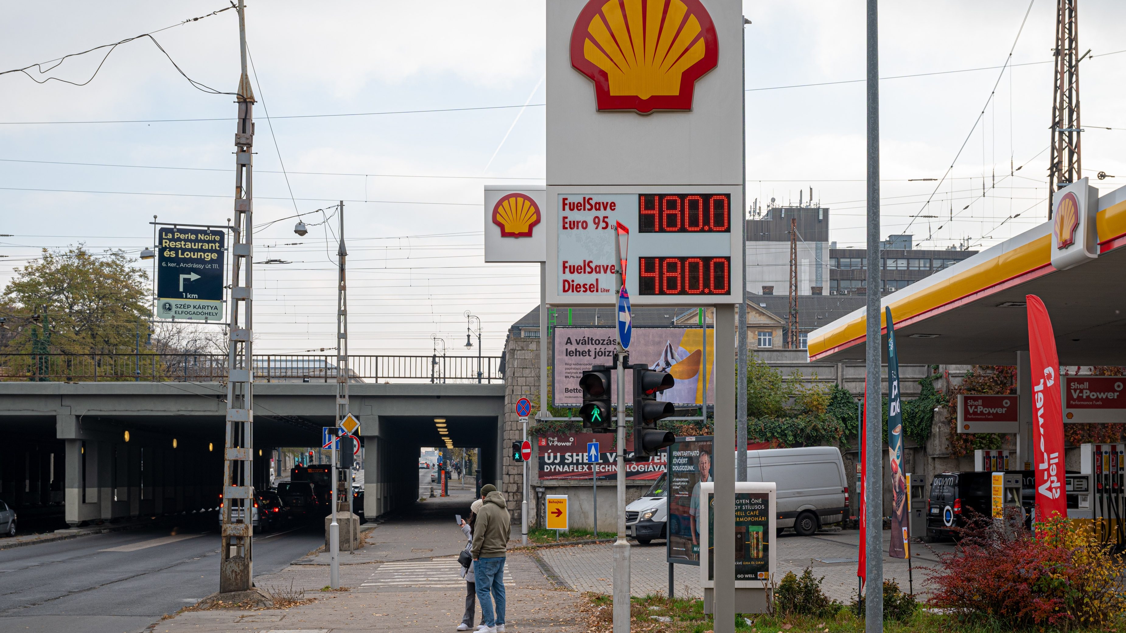 Tranzakciónként maximum bruttó 50 ezer forintért lehet tankolni tíz Shell-kúton