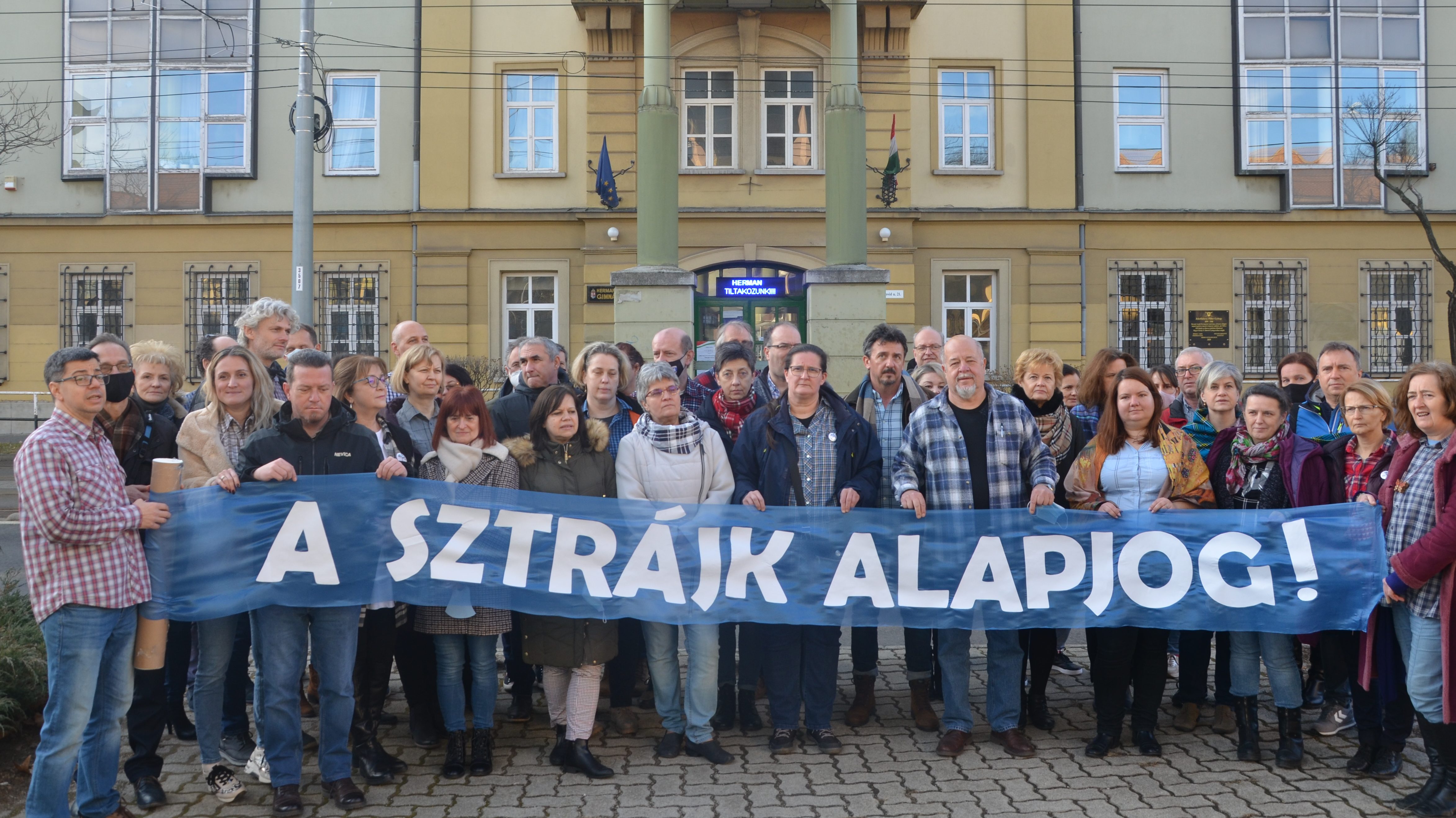 Újabb iskolákban tiltakoztak a kormány sztrájkrendelete ellen