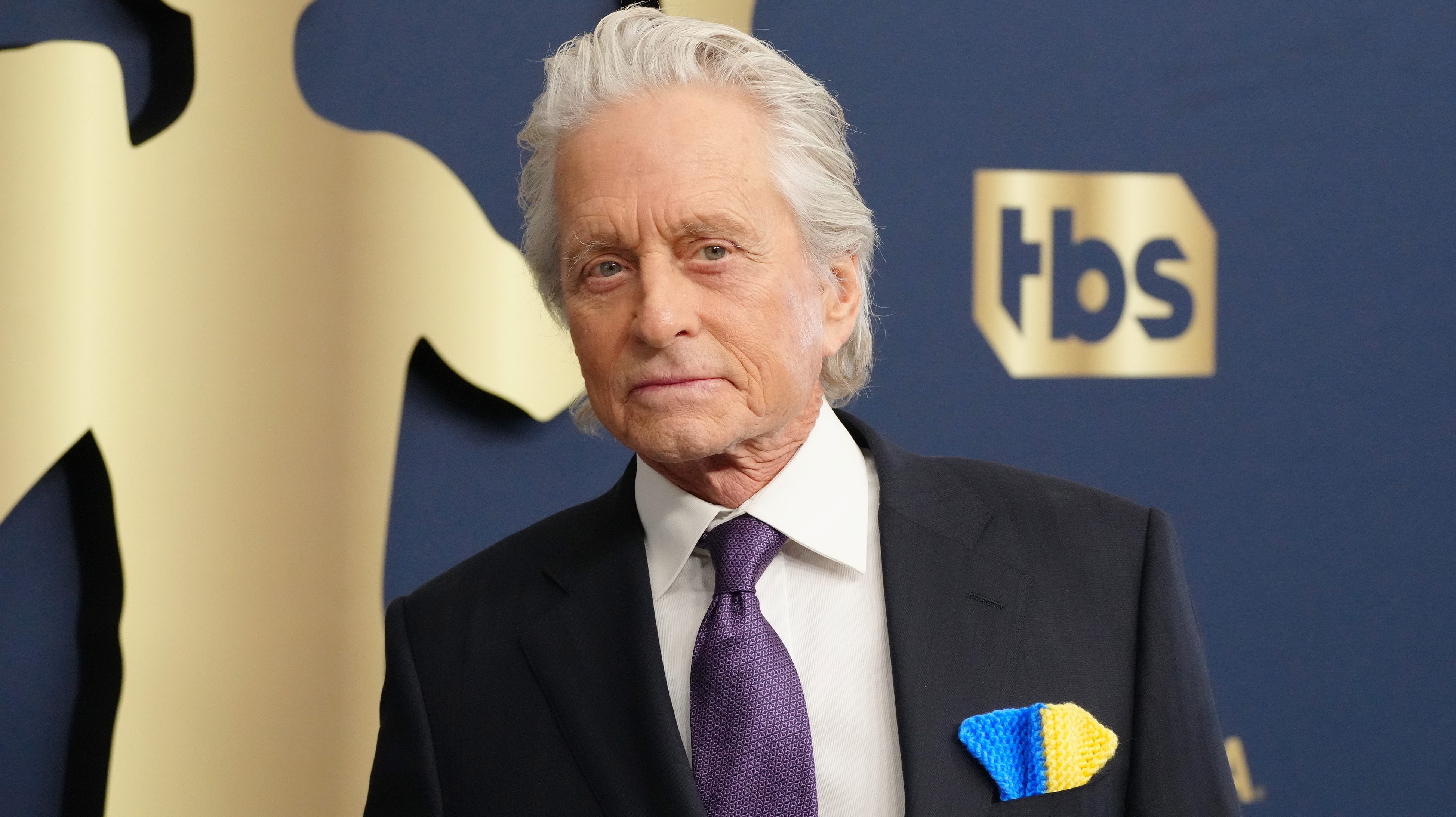 Michael Douglas az ukrán zászló mintájára kék-sárga díszzsebkendővel jelent meg a SAG-gálán