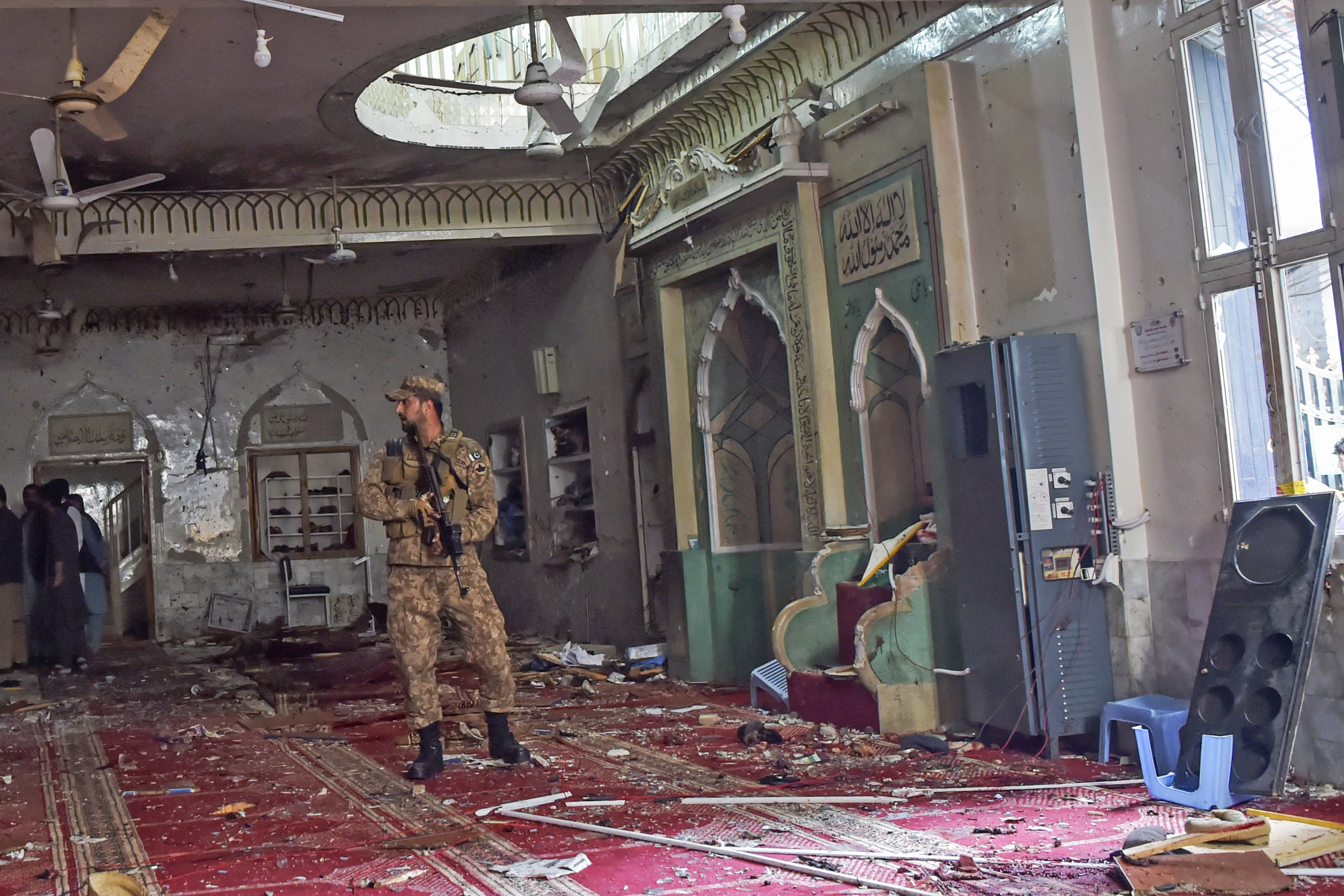 Brutális merénylet: több mint ötvenen meghaltak a pakisztáni mecsetrobbantásban