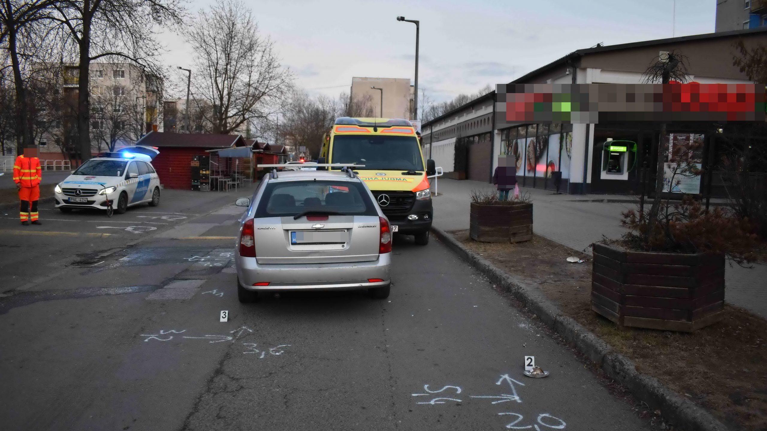 Részeg sofőr gázolt el egy balesetnél dolgozó mentőst és rendőrt Ózdon