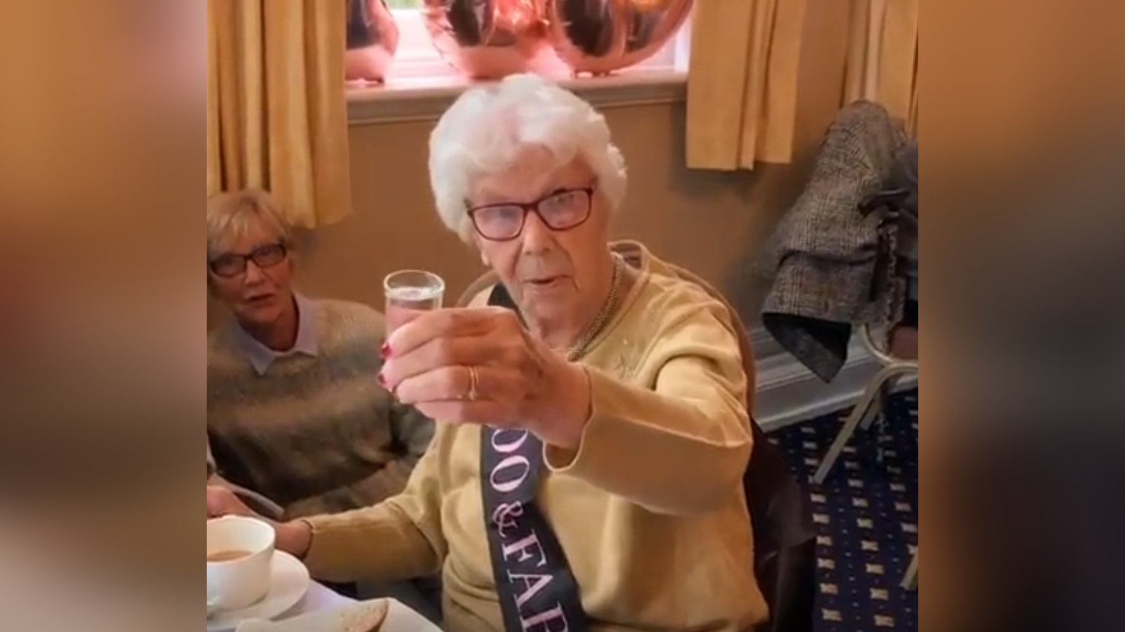 A piára és a pizzára esküszik a 102 éves brit nagyi, akit a hosszú élet titkáról kérdeztek