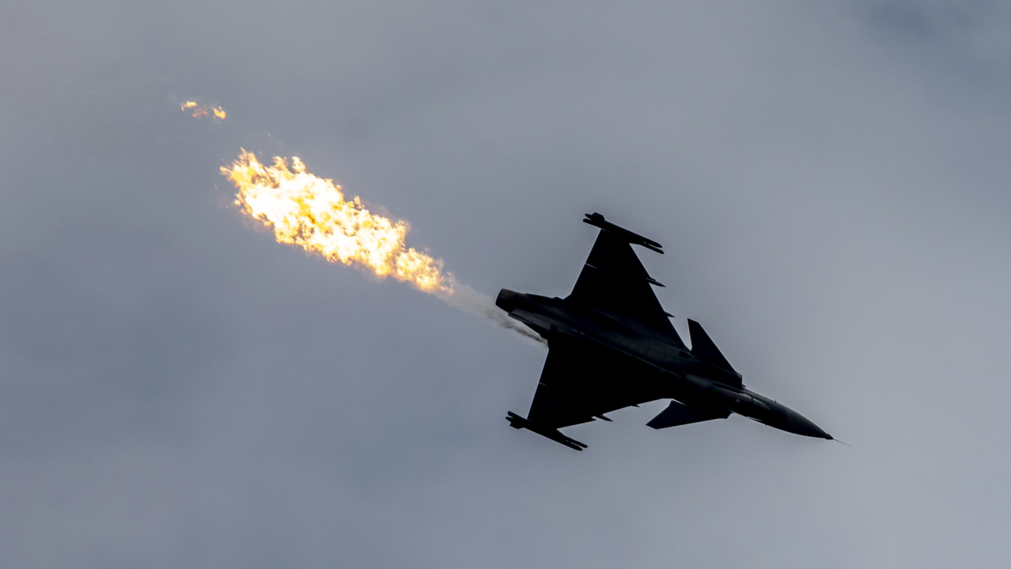 Riasztották a magyar Gripeneket, mert bombariadó volt egy szerb gépen