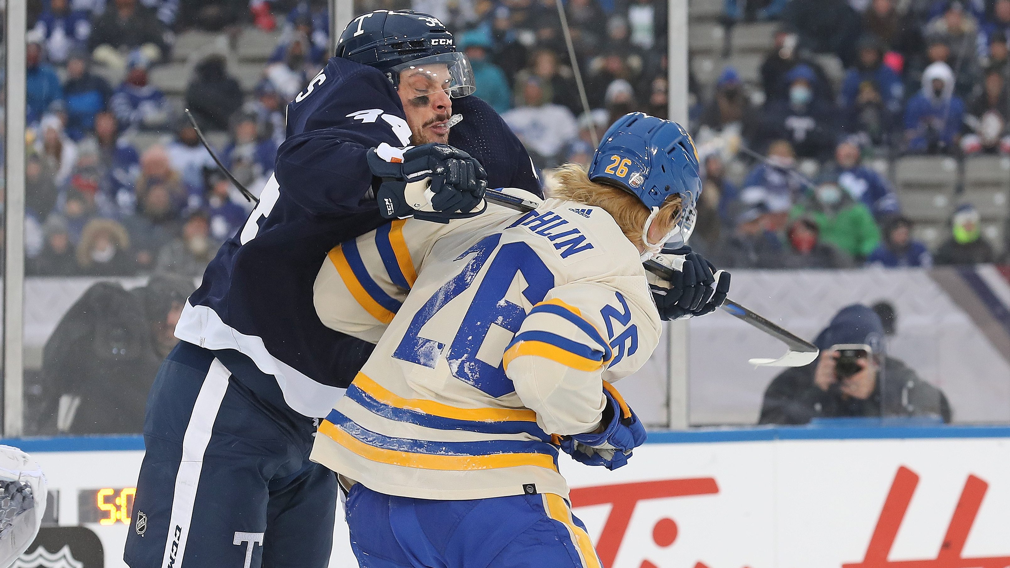 Bottal ütötte az ellenfele fejét az NHL legjobb góllövője