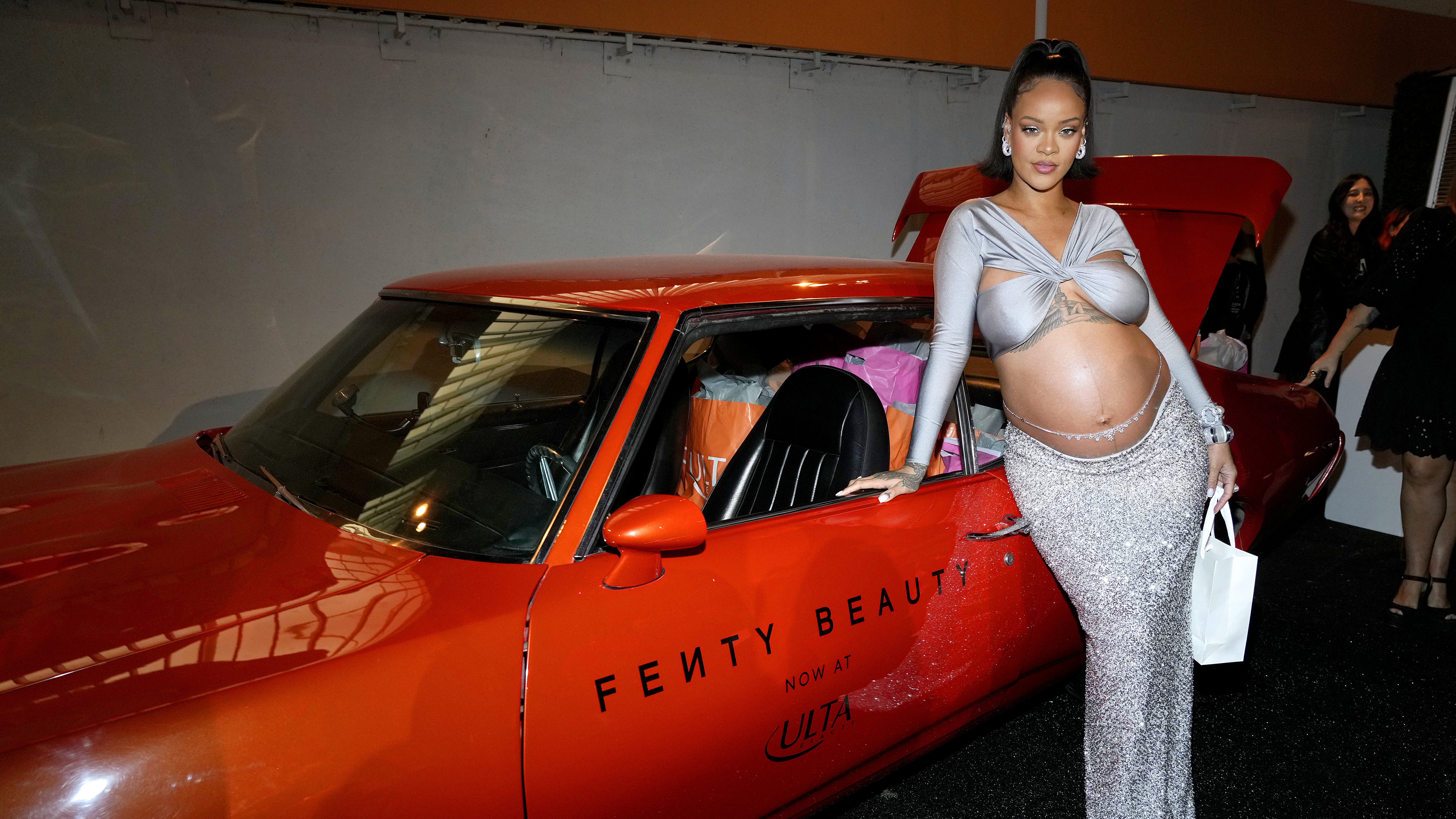 Rihanna ékszerrel feldíszített terheshassal érkezett meg sminkmárkájának az eseményére