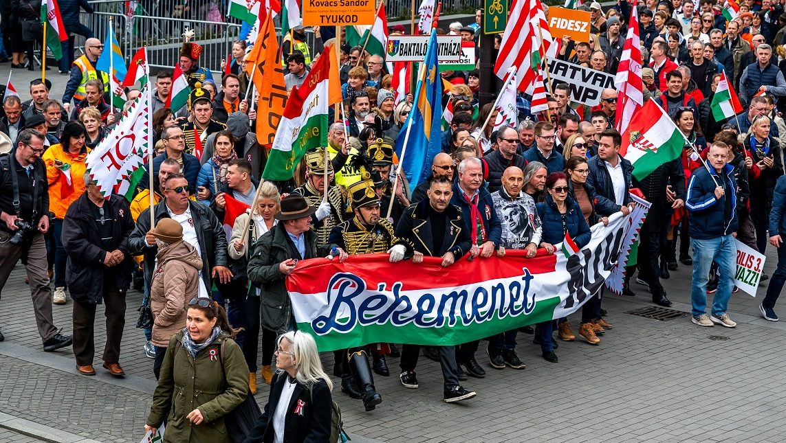 Gáspár Győzőt annyira szerették a Békemeneten, hogy még a kocsiját is megsimogatták