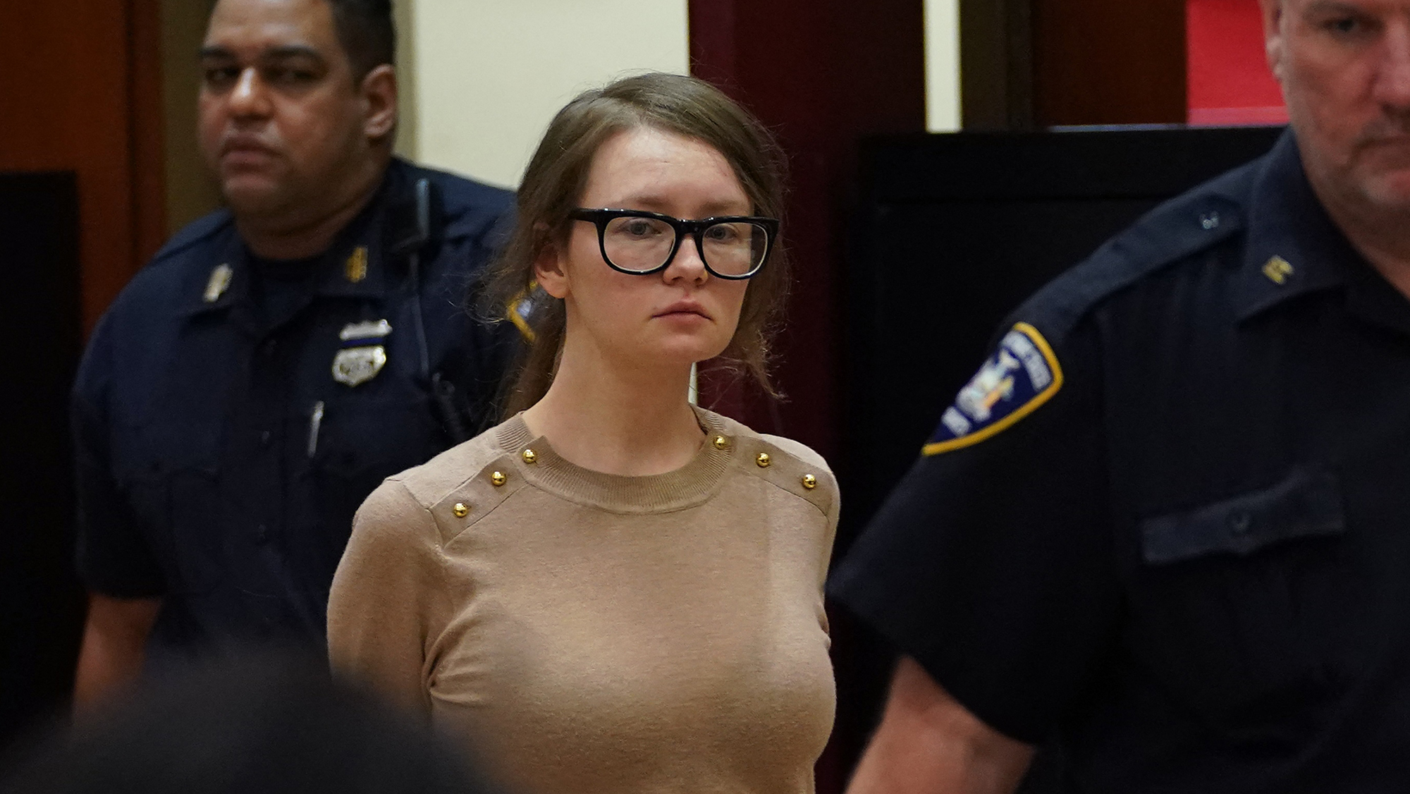 Anna Delvey-t deportálni akarták, de nem volt hajlandó felszállni a repülőre