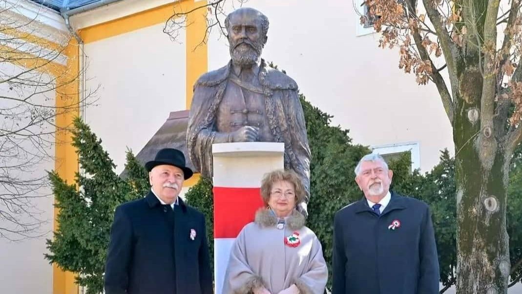 Elírták Batthyány Lajos nevét a sárvári 16 milliós szobor talapzatán