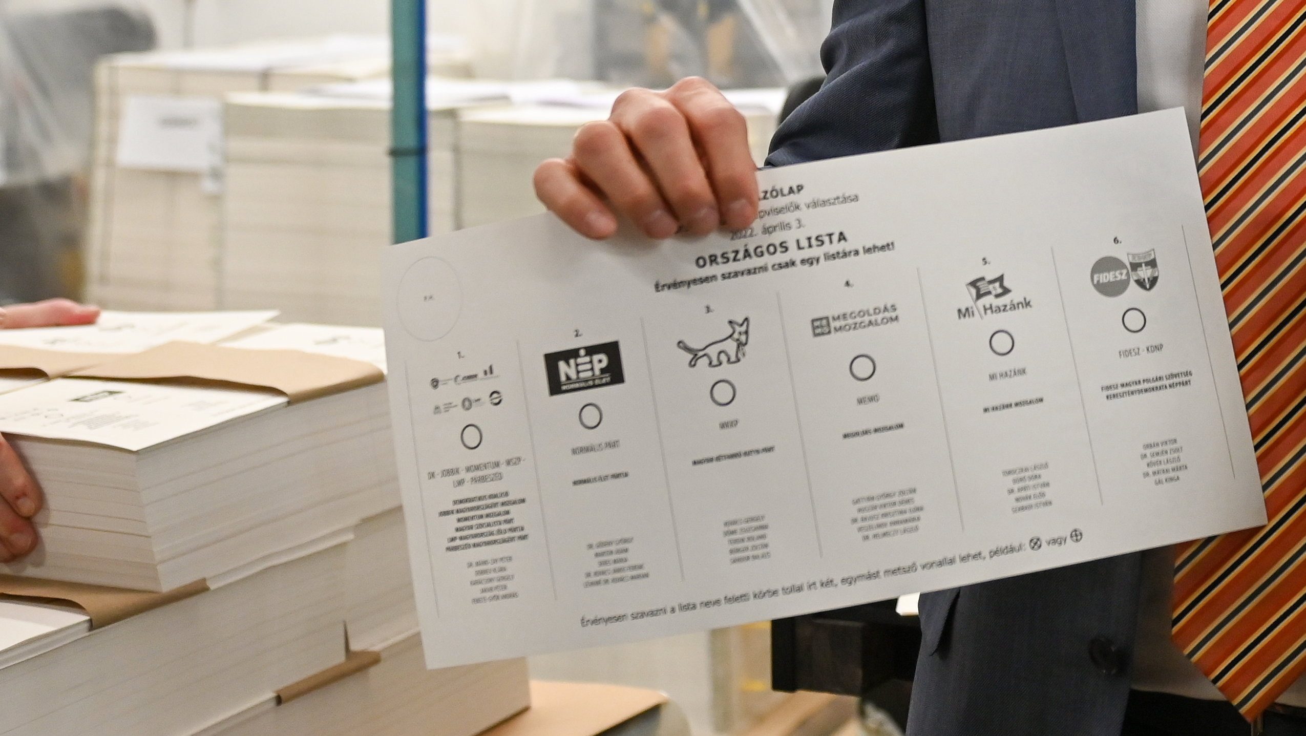 Szombattól lehet felvenni a szavazási levélcsomagokat hat kijelölt külképviseleten