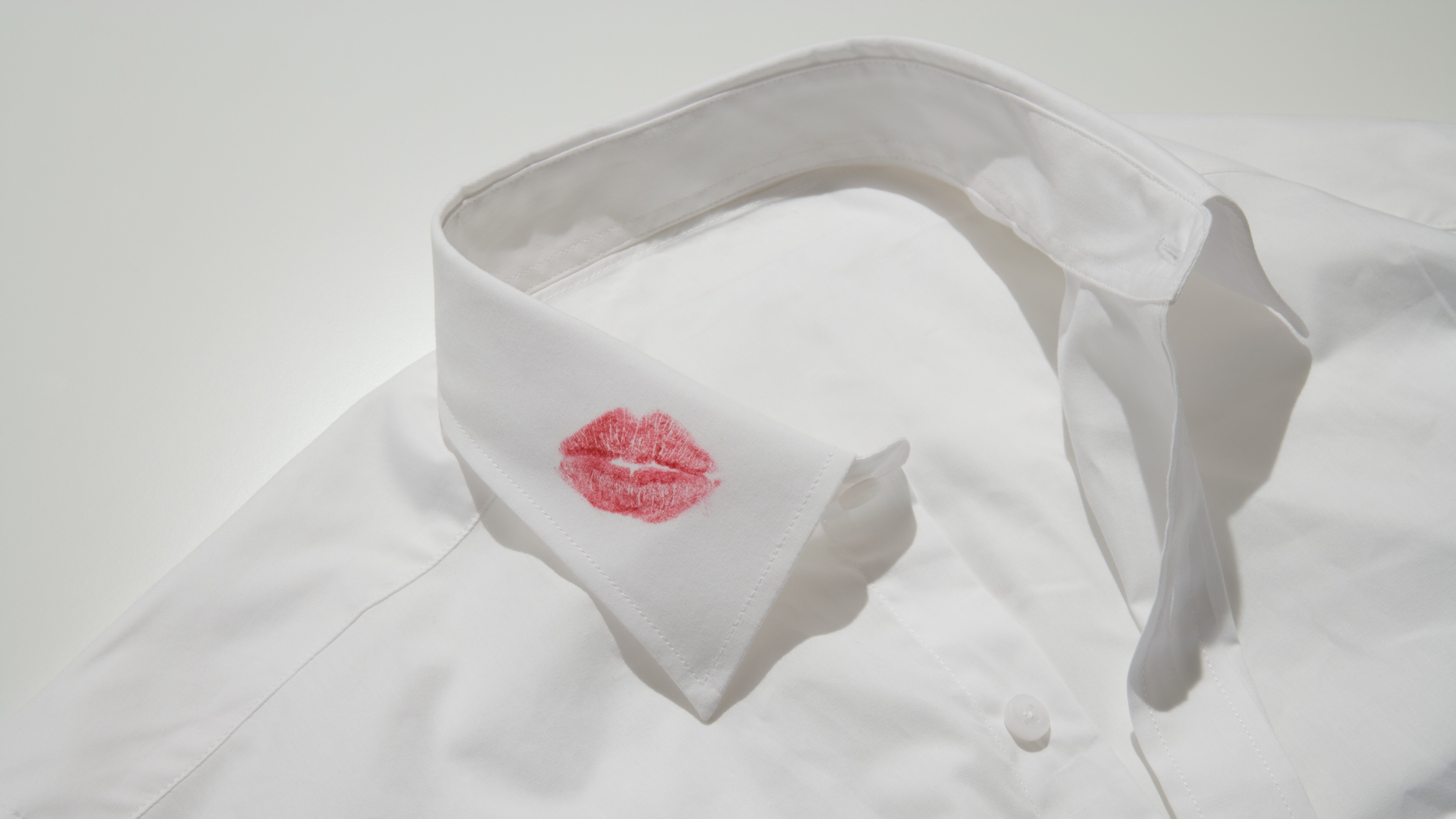 Gyanútlan férfiak pólóját csókolgatja a hírhedt rúzsbandita