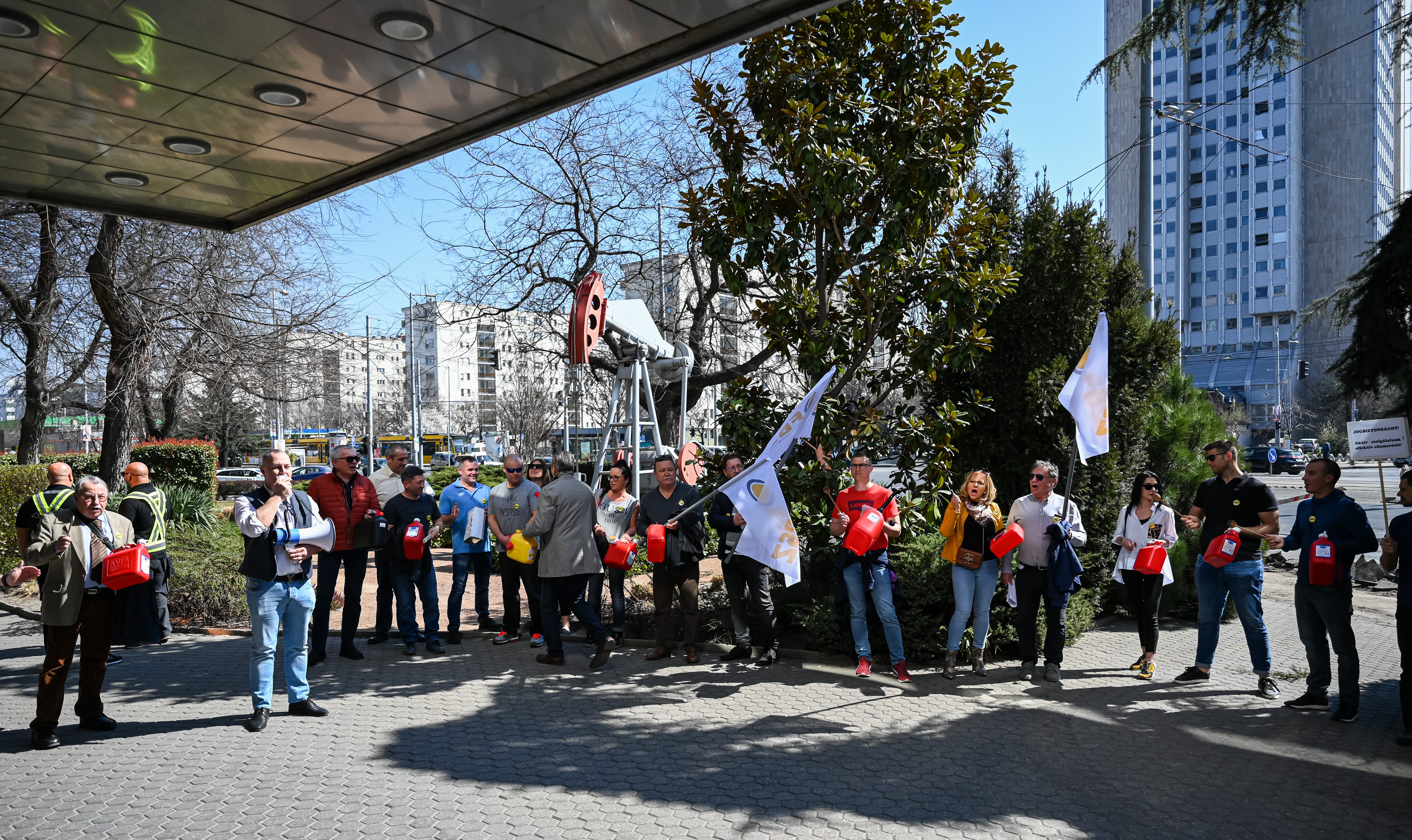 Elkezdődött a kis benzinkutak demonstrációja a Mol-székház előtt