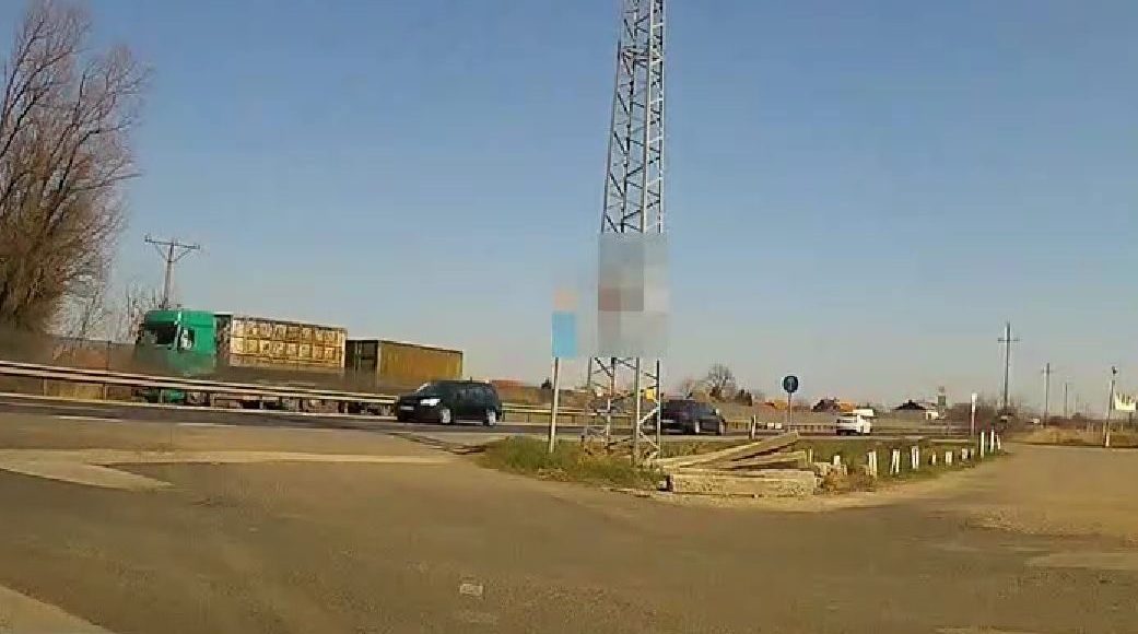 Forgalommal szemben hajtott egy autós Szajolnál – videó