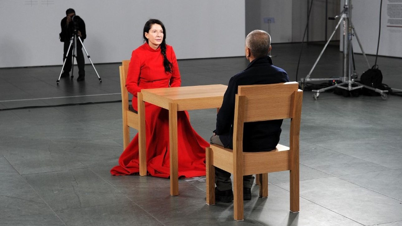 Marina Abramovic Ukrajna megsegítéséért megismétli híres bámulós performanszát