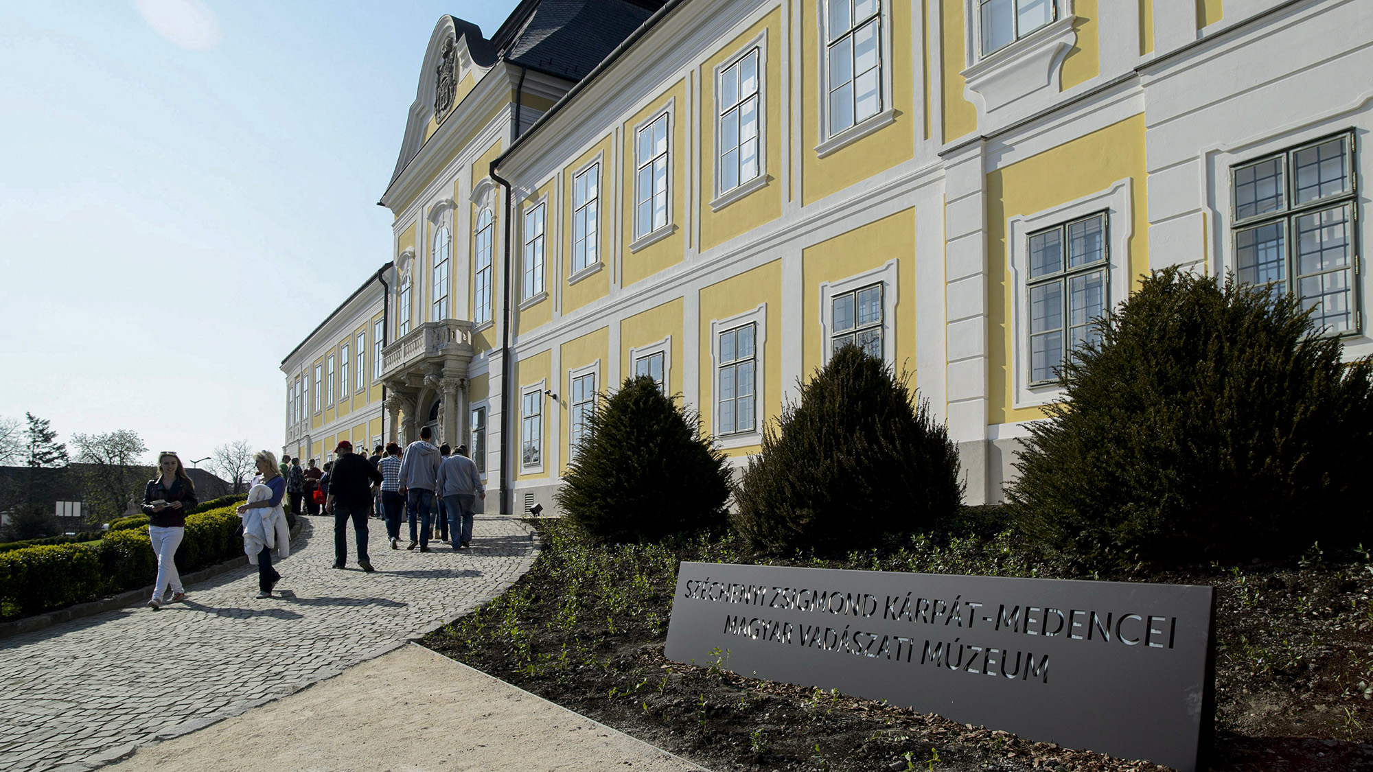 A hatvani kastély parkjában ütöttek újabb szöget a magyar kortárs szobrászat koporsójába