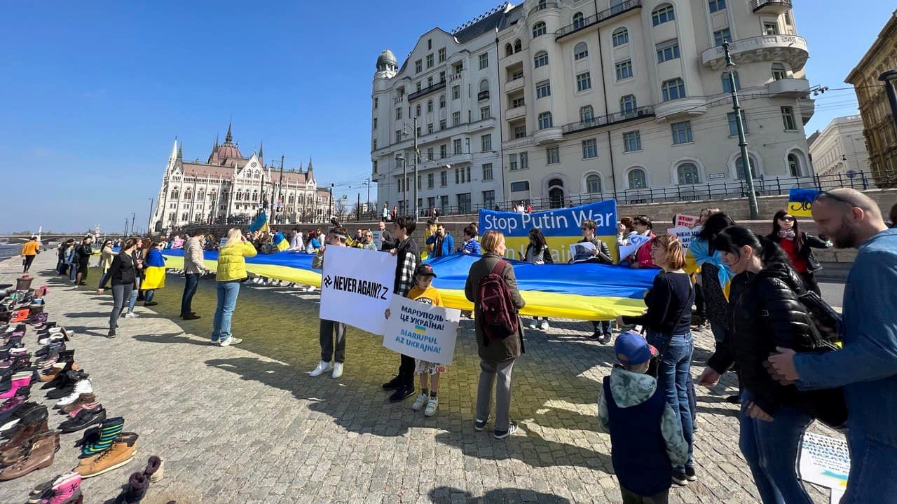 Ukránok szerveztek hatalmas demonstrációt a Duna-parti holokauszt-emlékmű cipőinél