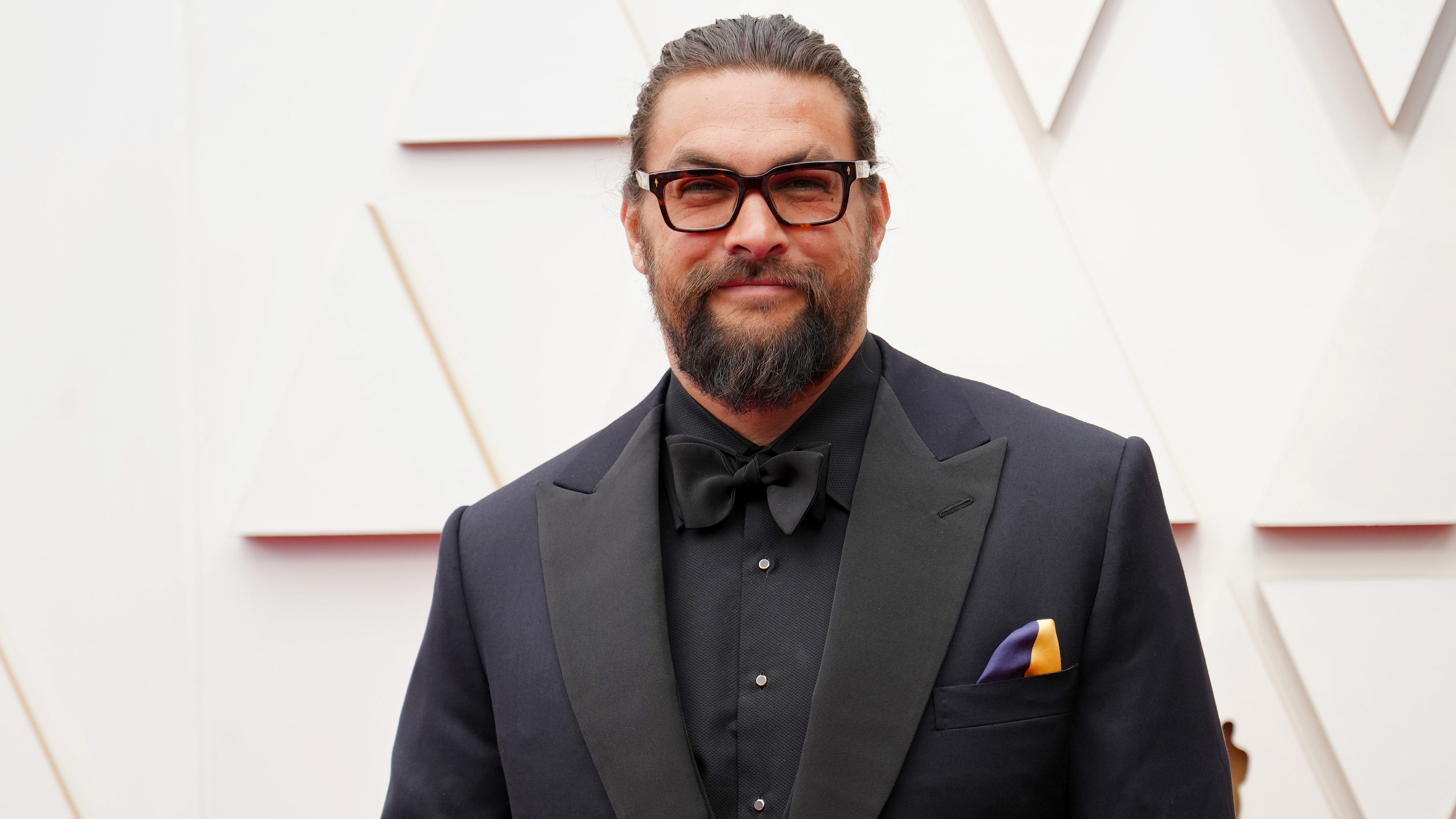 Jason Momoa kék-sárga díszzsebkendővel jelent meg az Oscar-gálán, hogy Ukrajna előtt tisztelegjen