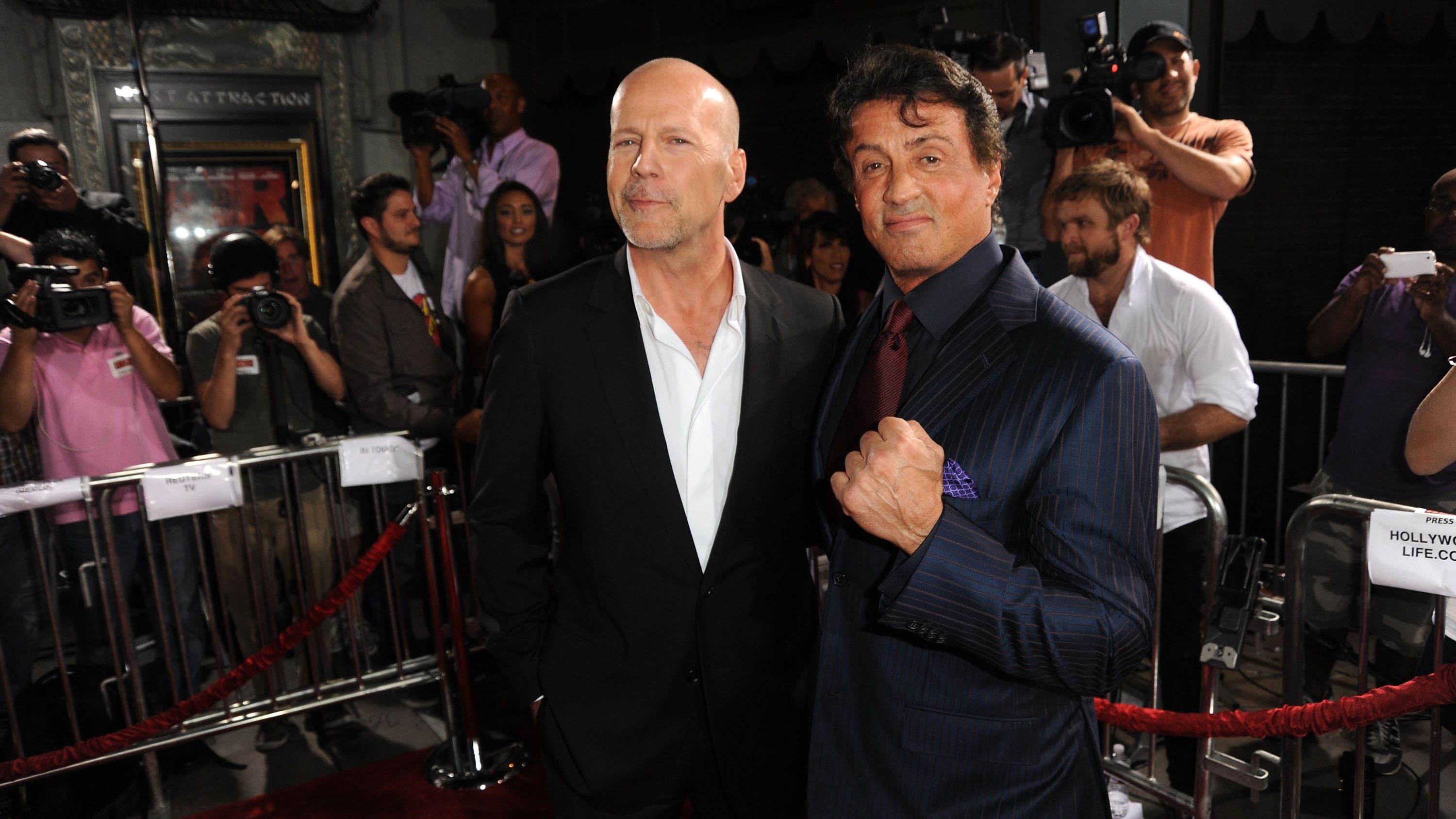 Sylvester Stallone Bruce Willisnek: Imádkozunk érted és a csodálatos családodért