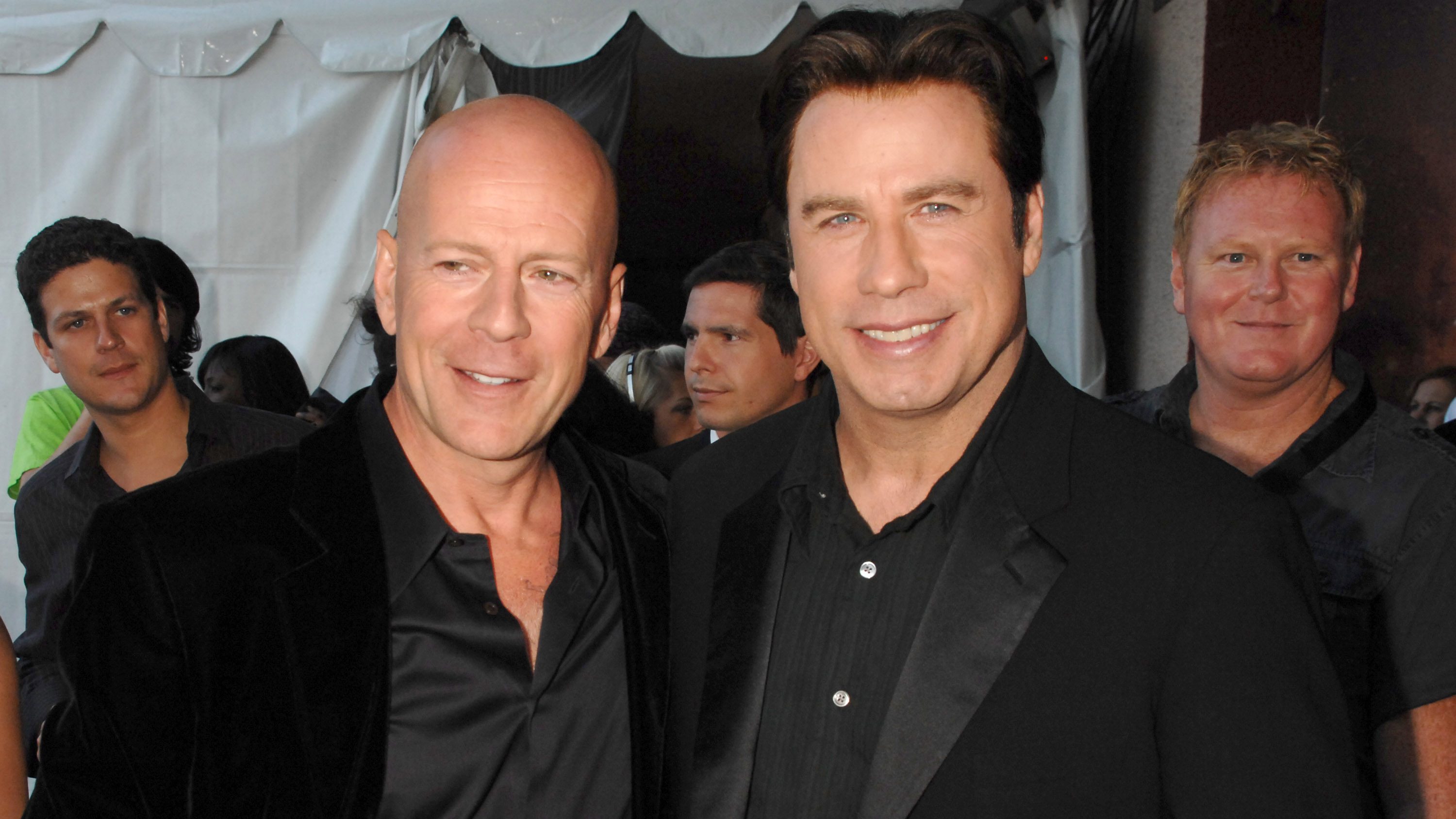 John Travolta közös fotókkal fejezte ki együttérzését Bruce Willis betegsége miatt