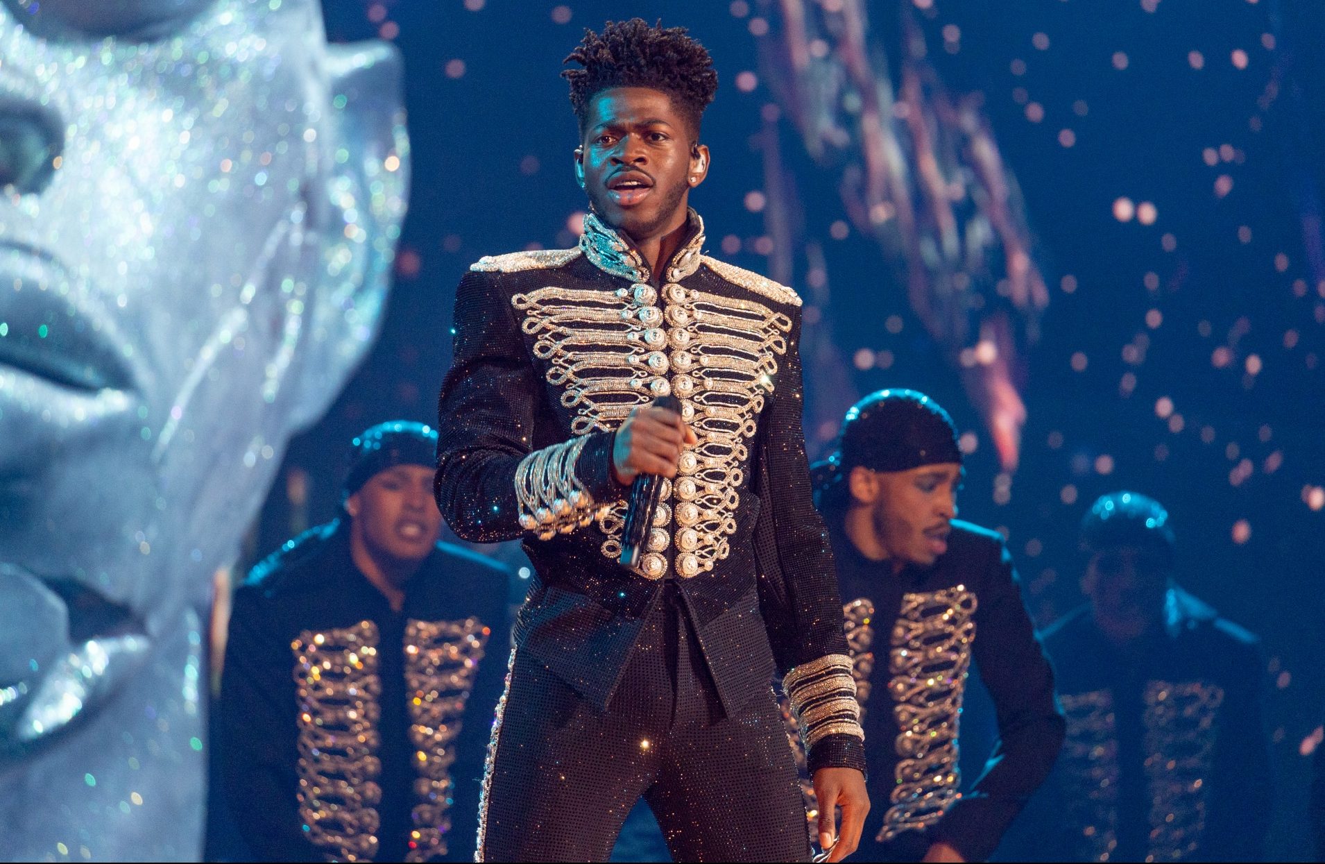 Michael Jackson-ruhában lépett fel Lil Nas X a Grammyn, de mindenki a péniszfogdosós énekléséről beszél