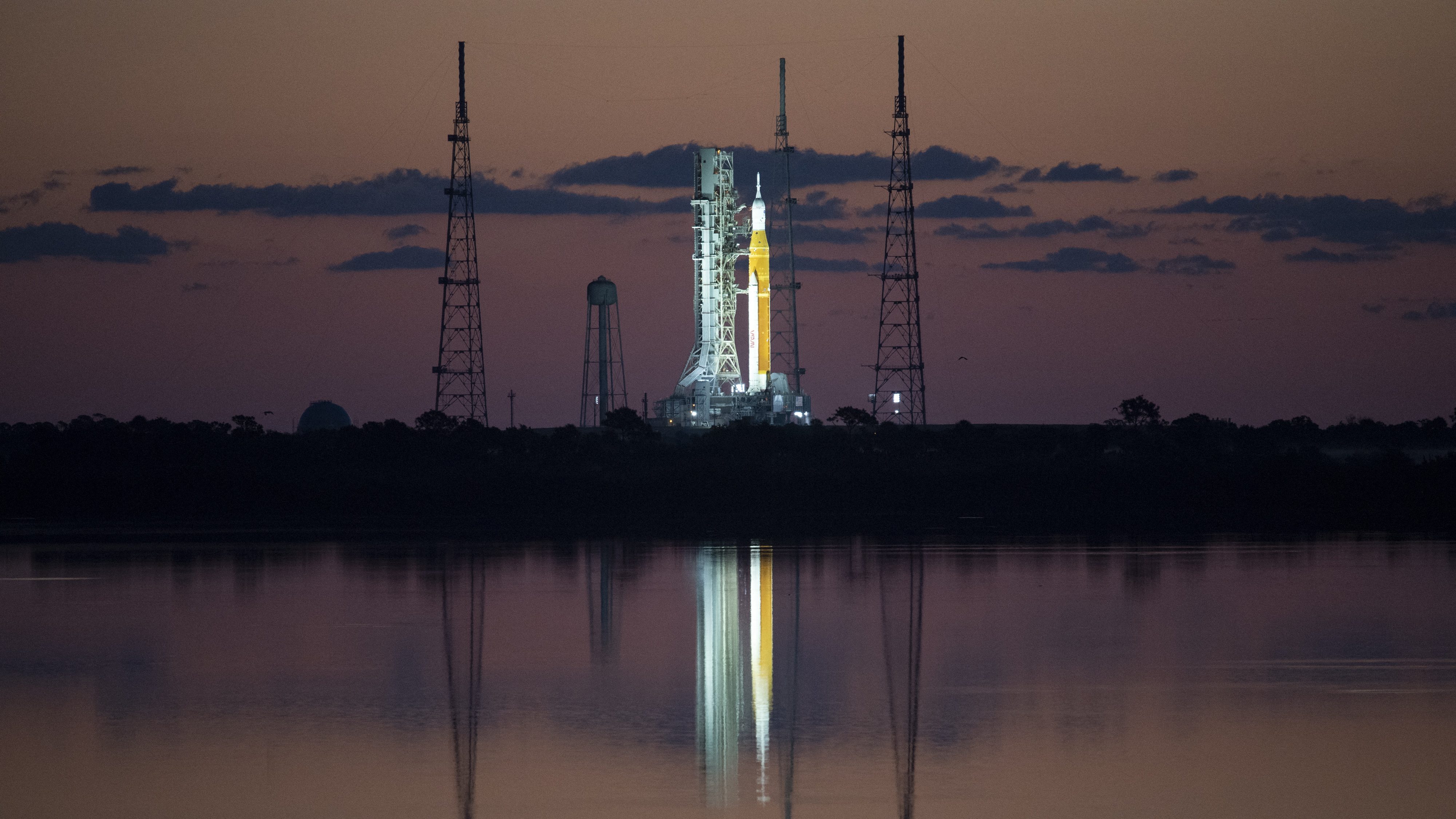 Videón a NASA rakétája mellett lecsapó villám