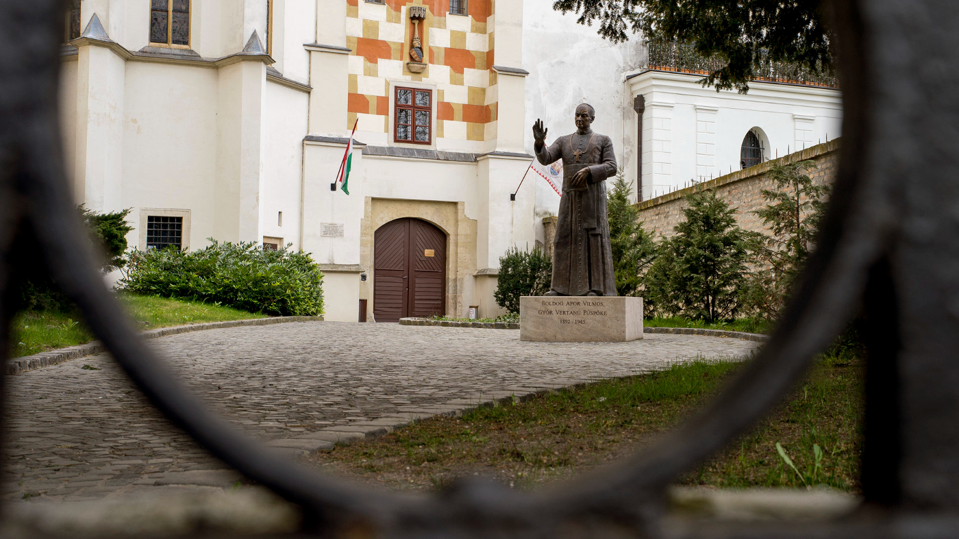 Három golyót lőtt a győri püspökbe a szovjet tiszt