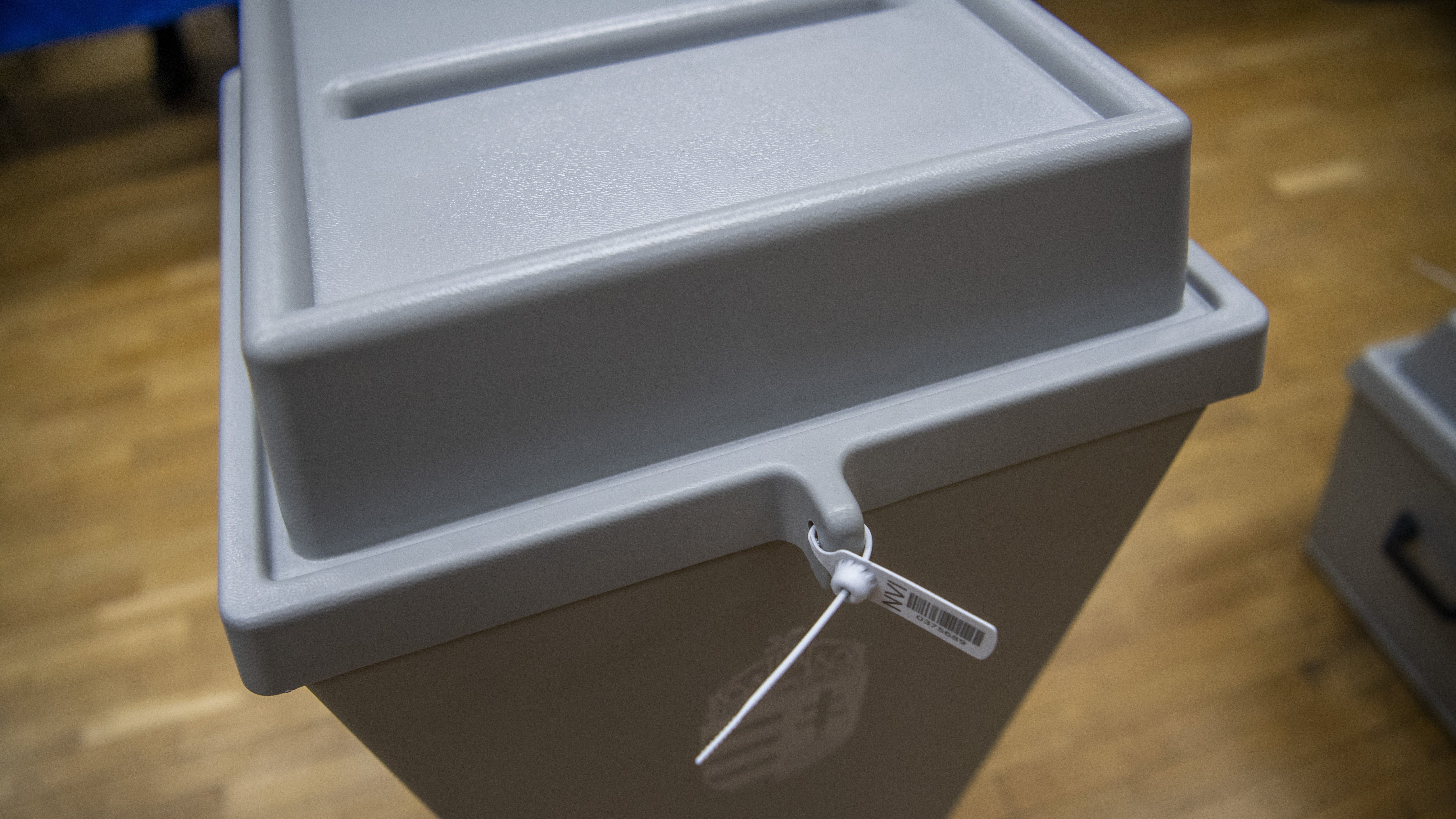 Özönlenek a levélszavazatok, külképviseleti urnák az NVI-be