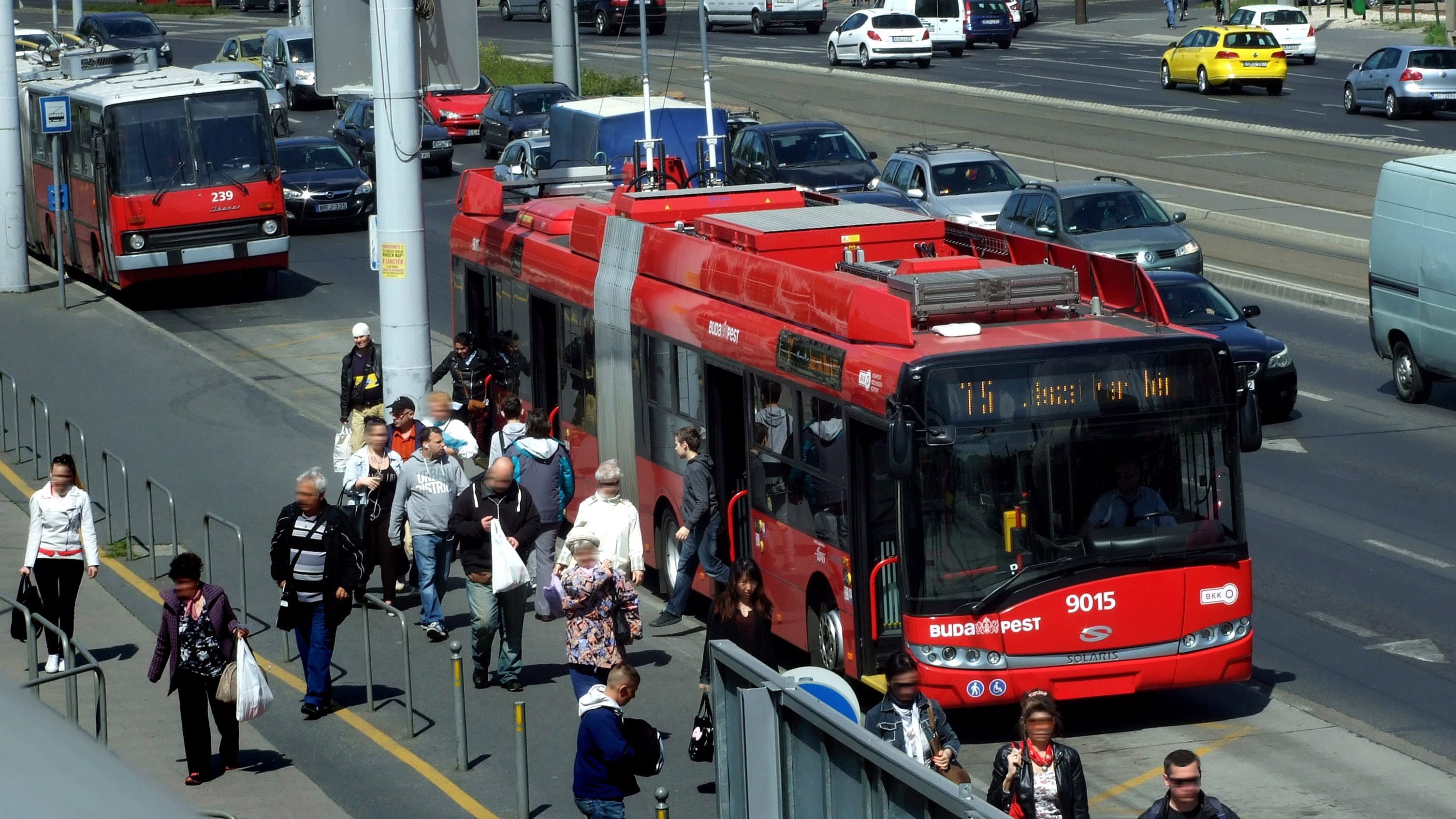 Gázfegyverrel lövöldözött egy gyerek a 76-os trolin